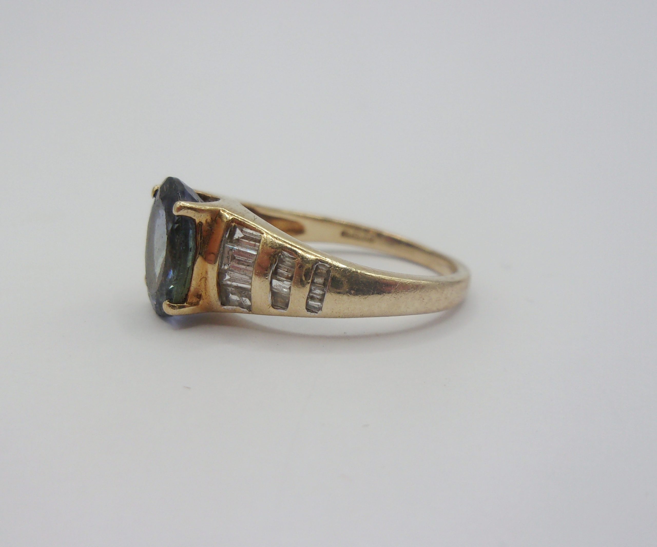 9ct Yellow Gold Aquamarine & Diamond Ring UK Size K US 5 ¼ - Image 3
