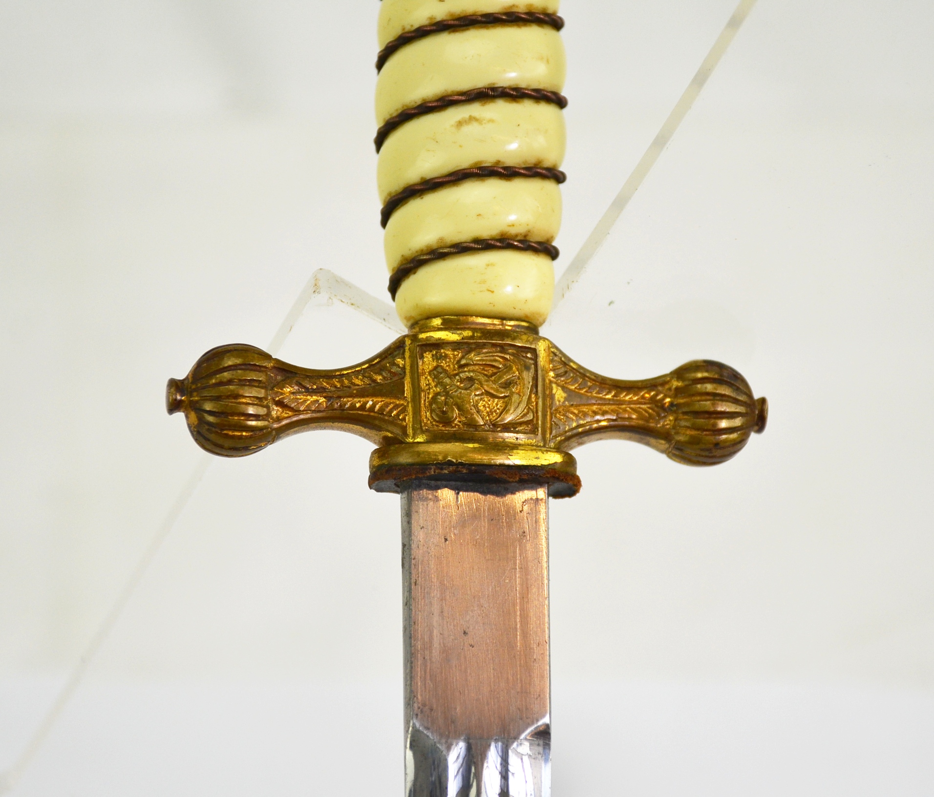 Original WW2 German Kriegsmarine Dagger and Hammered Scabbard - Image 9