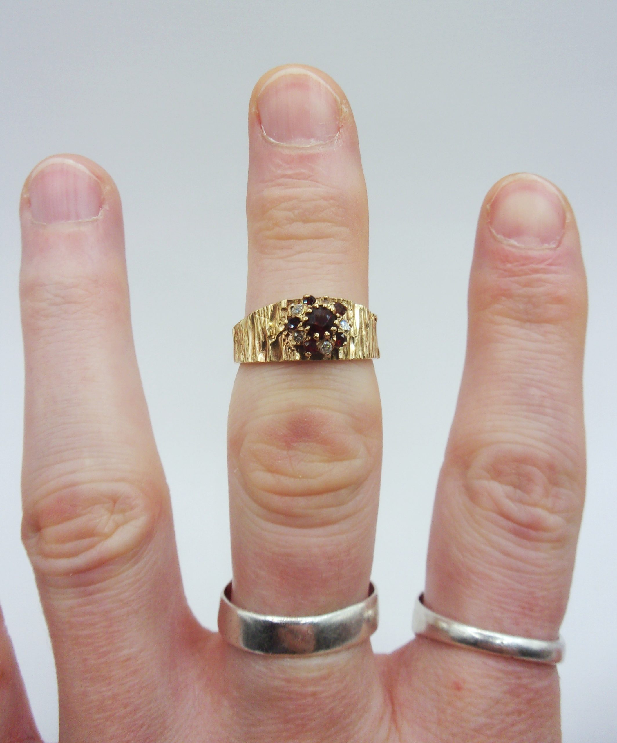 1971 Retro 9ct Gold Garnet & Diamond Bark Effect Ring UK Size R US 8 ¾ - Image 7