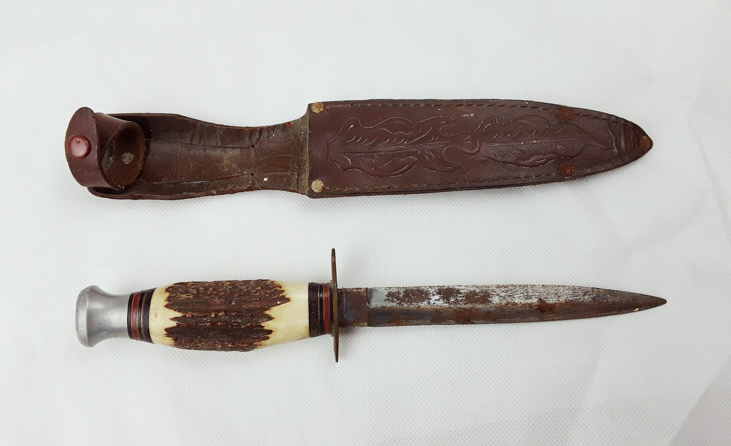 Staghorn Hunting Knife With Leather Scabbard