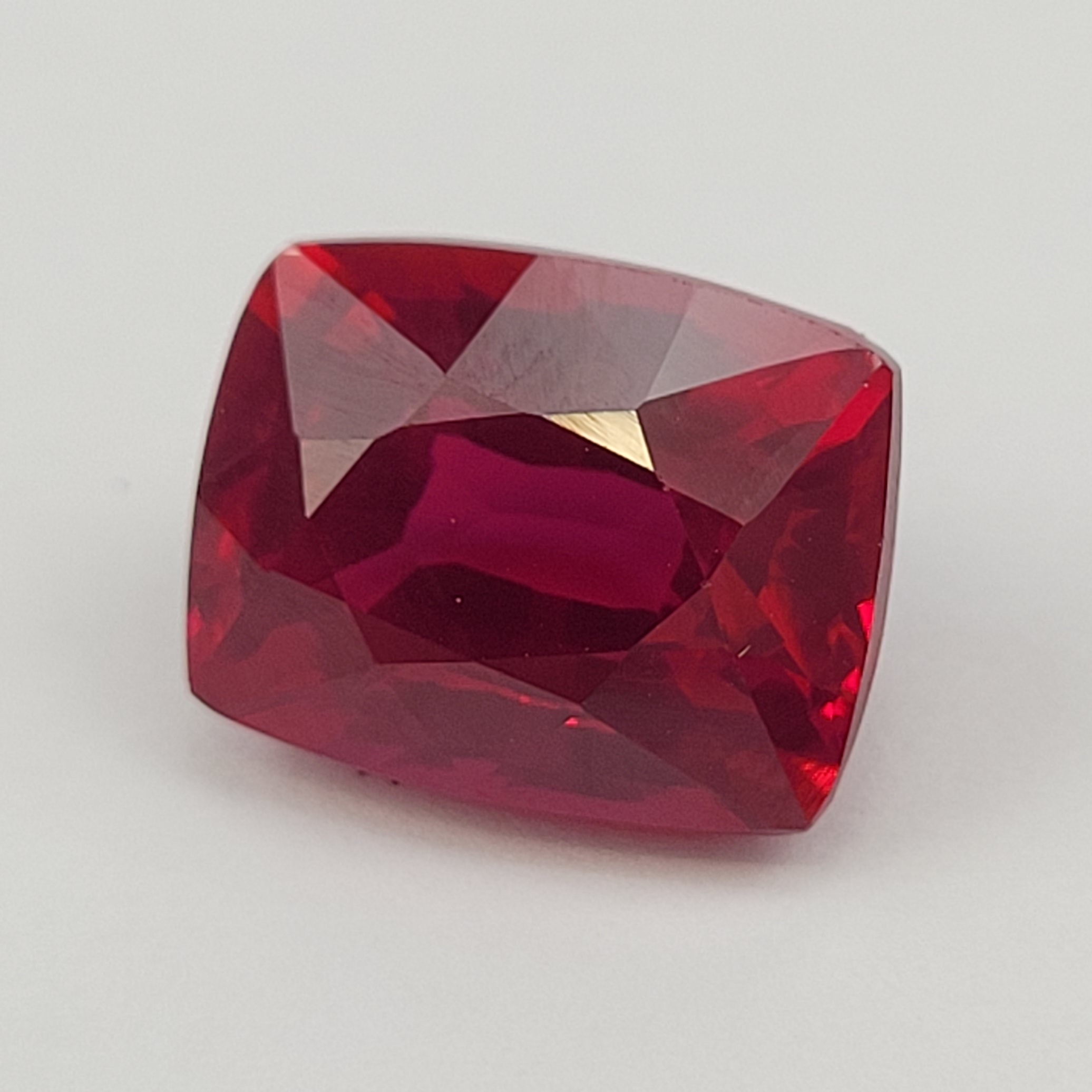 10.37 Carat Heat Treated Natural Ruby With GIL Certificate - Image 3