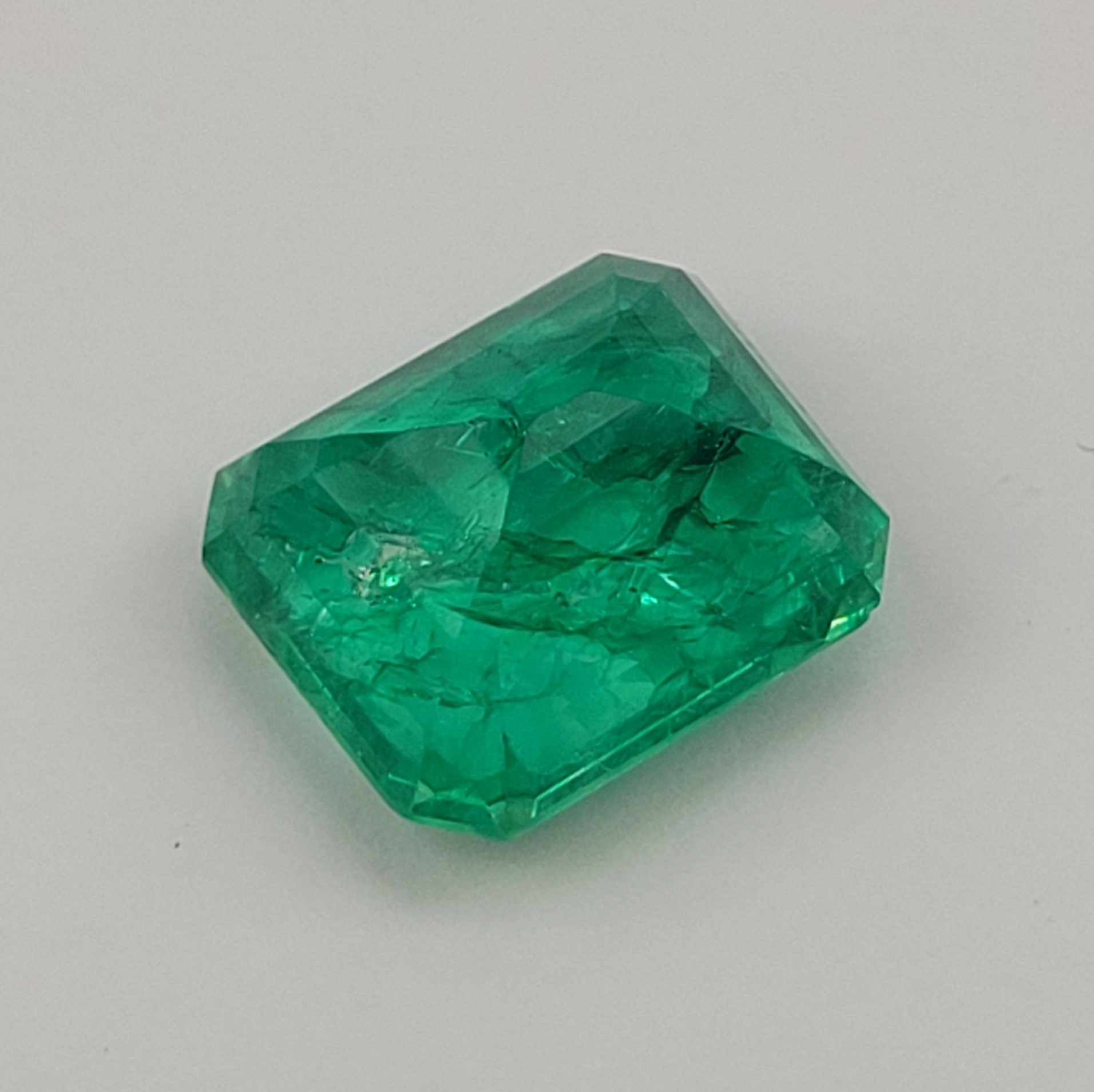9.17 Carat Colour Enhanced Natural Emerald With GIL Certificate - Image 2