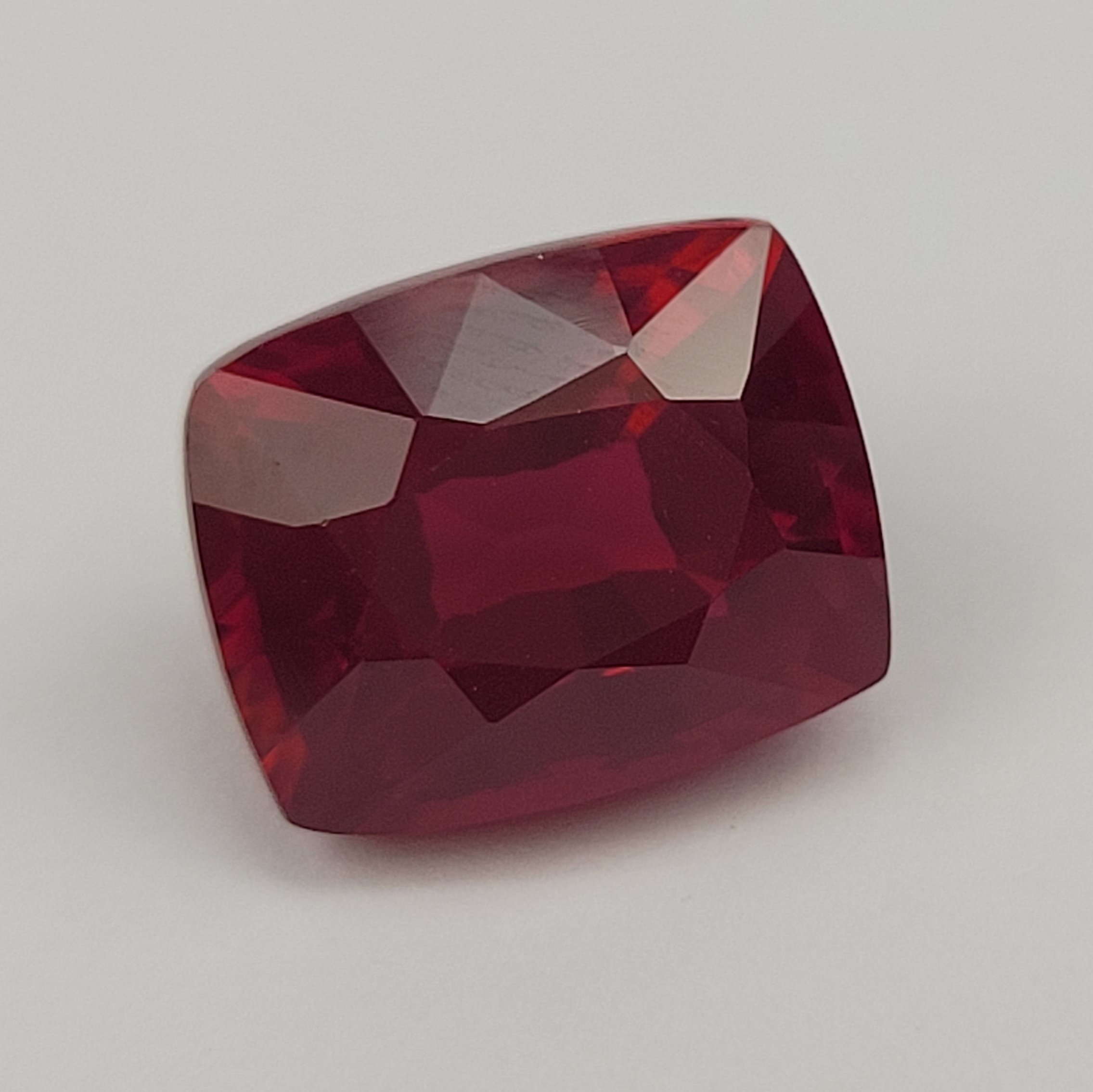 9.72 Carat Heat Treated Natural Ruby With GIL Certificate - Image 3