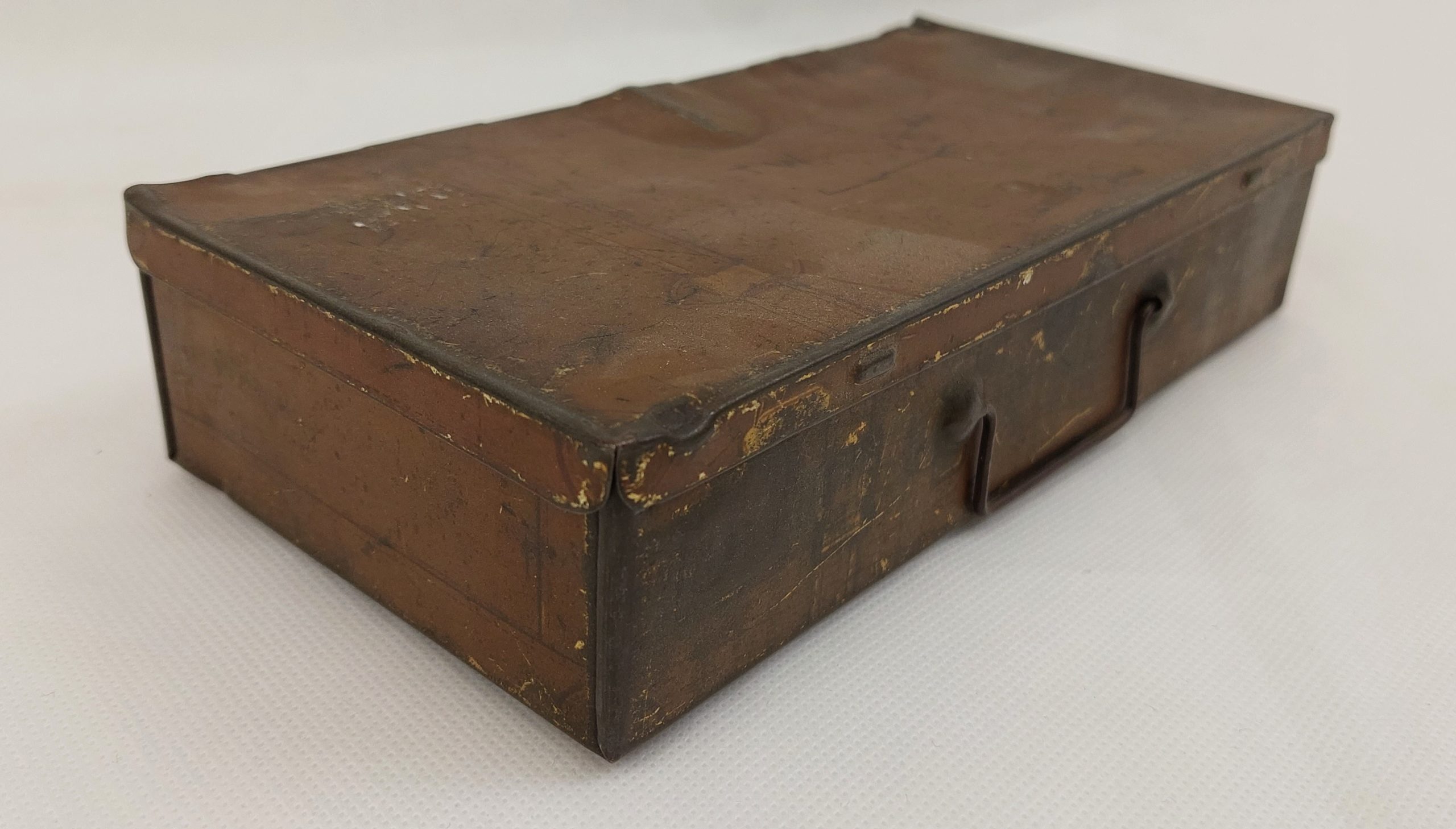 Vintage Suitcase Biscuit Tin - Image 3