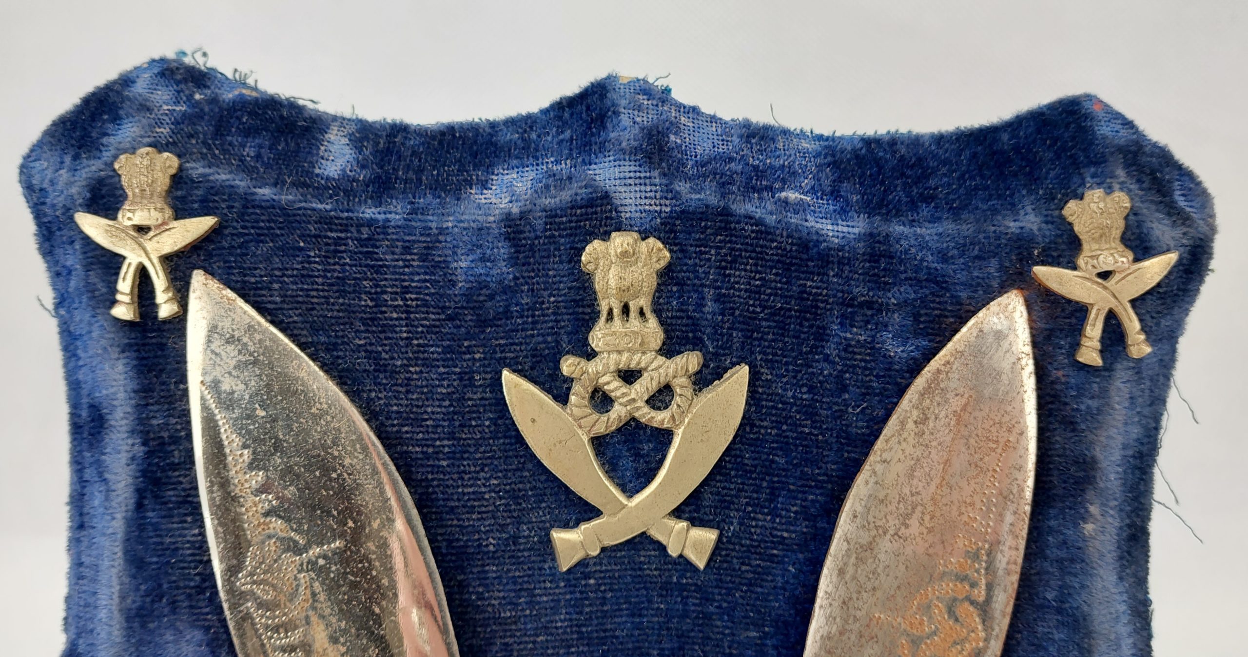 Shield Display Mounted Pair Of Miniature Kukris With 6 Gurkha Cap Badges And Collar Tabs - Image 4