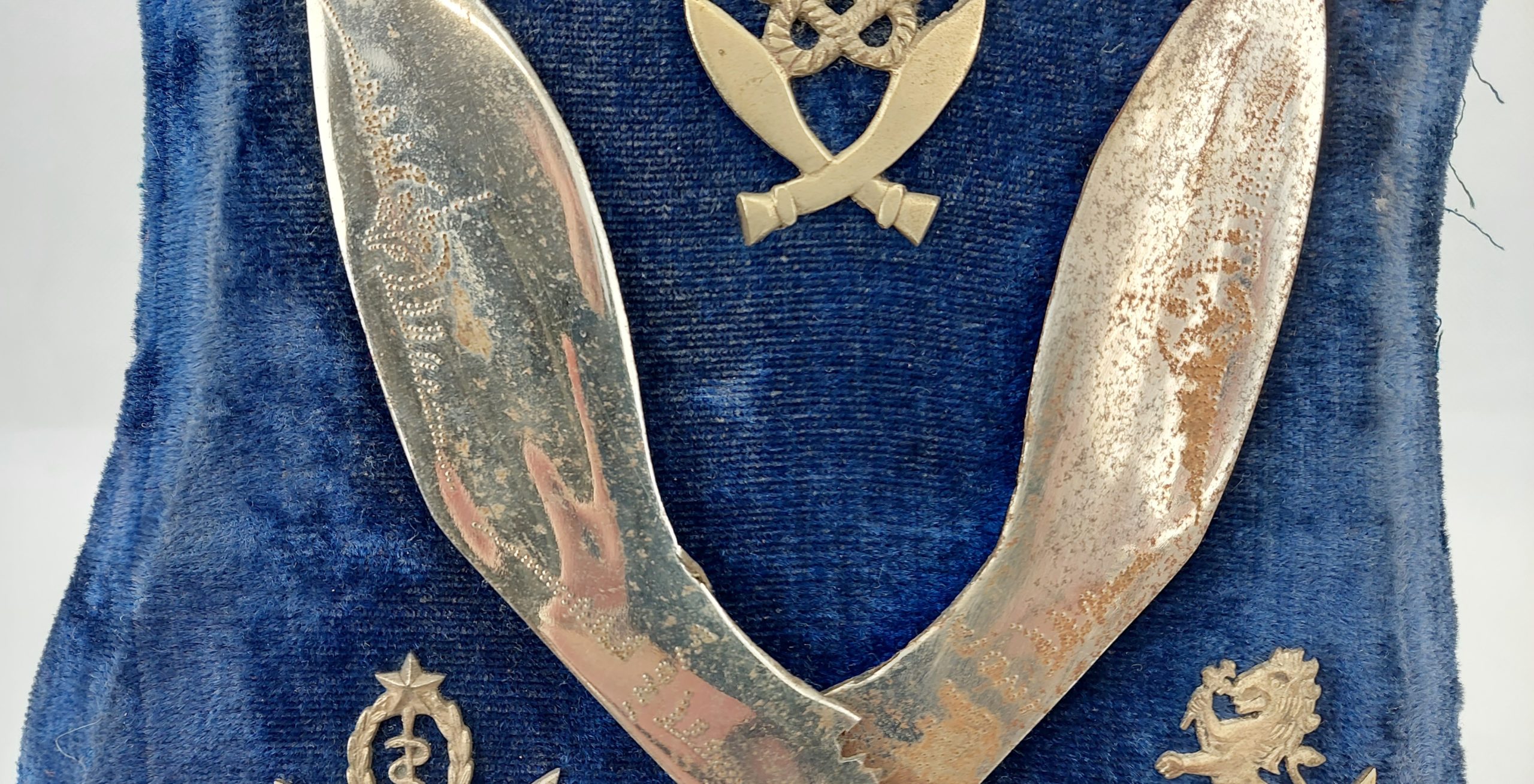 Shield Display Mounted Pair Of Miniature Kukris With 6 Gurkha Cap Badges And Collar Tabs - Image 5