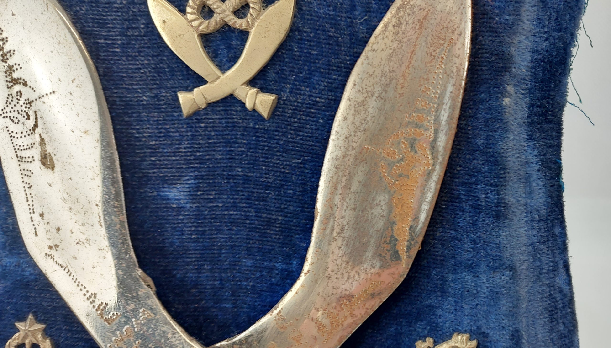 Shield Display Mounted Pair Of Miniature Kukris With 6 Gurkha Cap Badges And Collar Tabs - Image 6