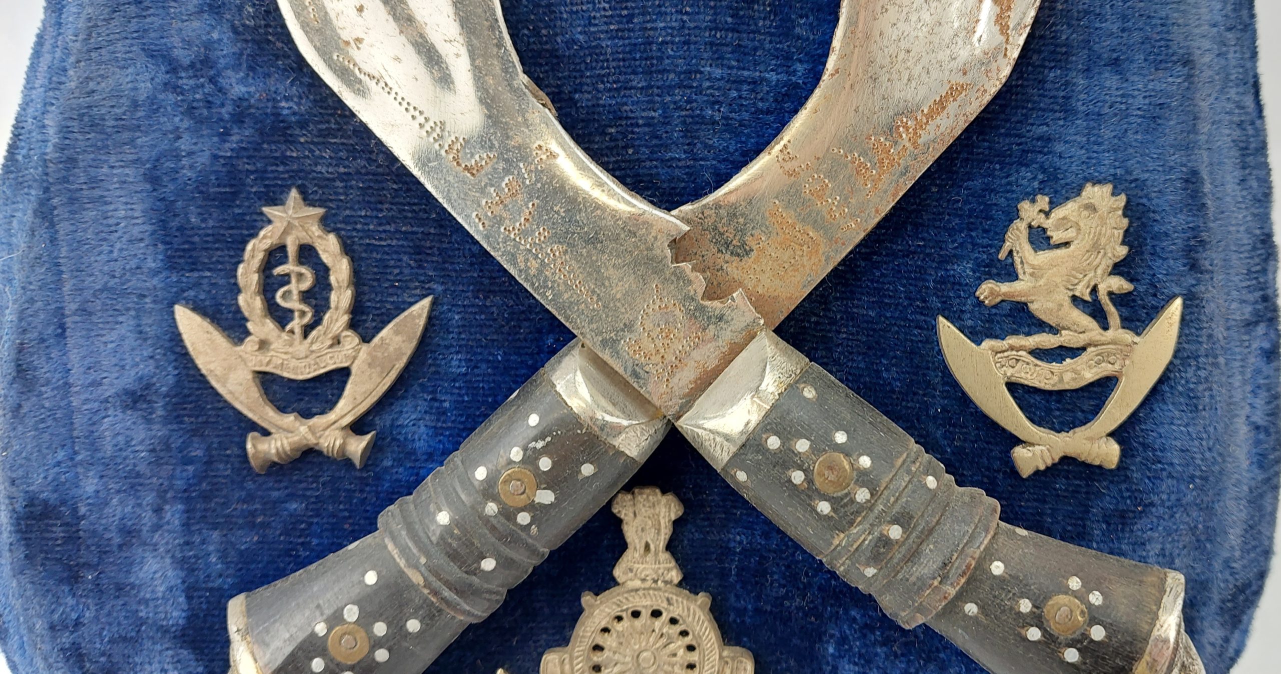 Shield Display Mounted Pair Of Miniature Kukris With 6 Gurkha Cap Badges And Collar Tabs - Image 7