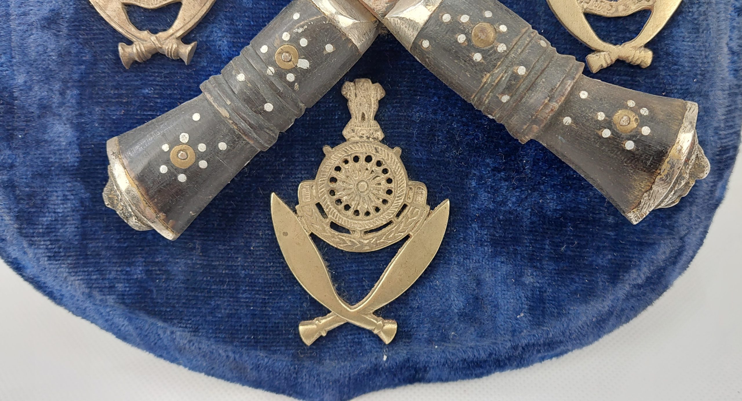 Shield Display Mounted Pair Of Miniature Kukris With 6 Gurkha Cap Badges And Collar Tabs - Image 8