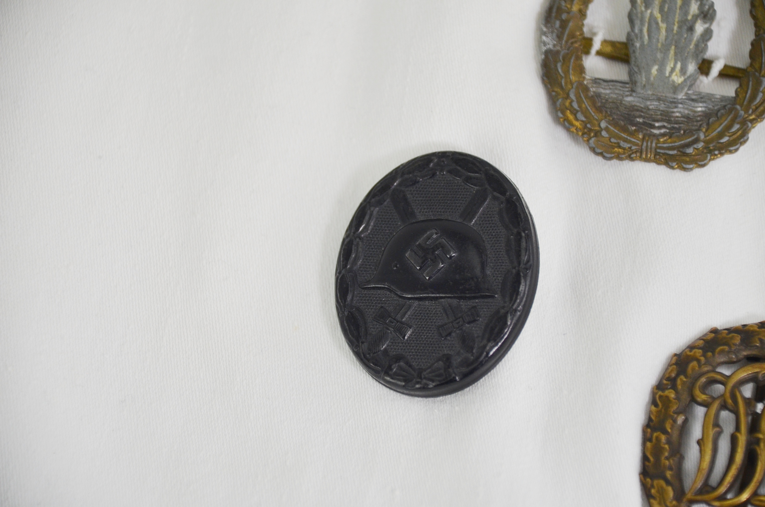 Genuine WW2 Kriegsmarine Sailor White Shirt and Medals - Image 3