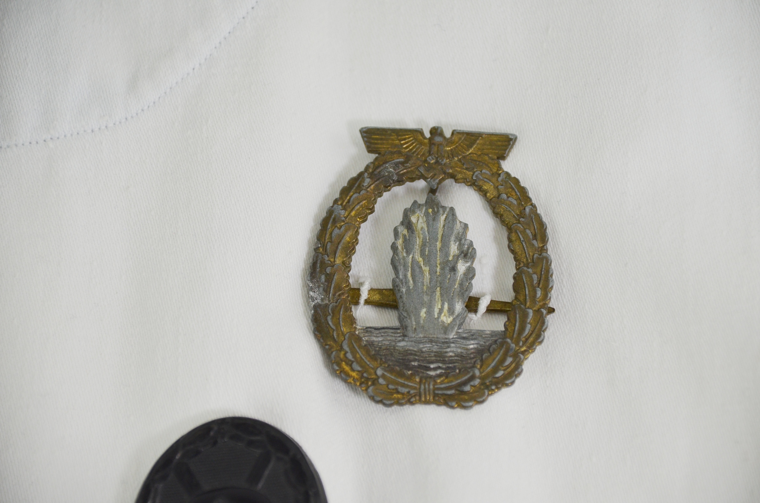 Genuine WW2 Kriegsmarine Sailor White Shirt and Medals - Image 4