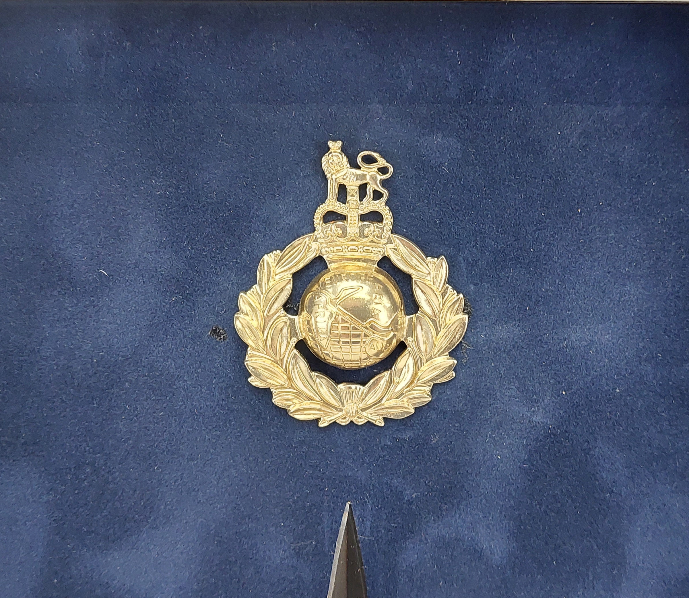 EIIR Era Third Pattern Fairburn Sykes Commando Dagger Framed - Image 2