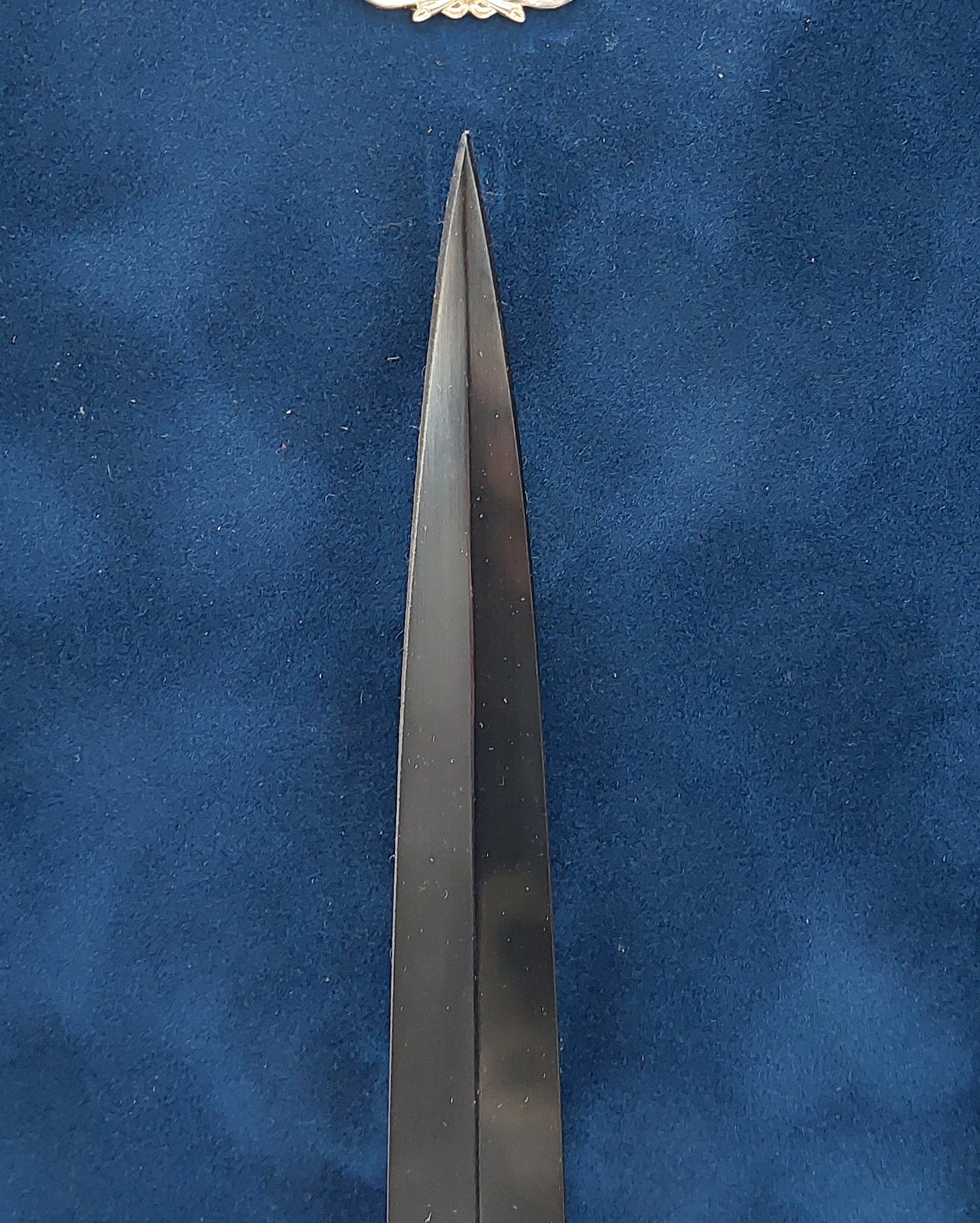 EIIR Era Third Pattern Fairburn Sykes Commando Dagger Framed - Image 3