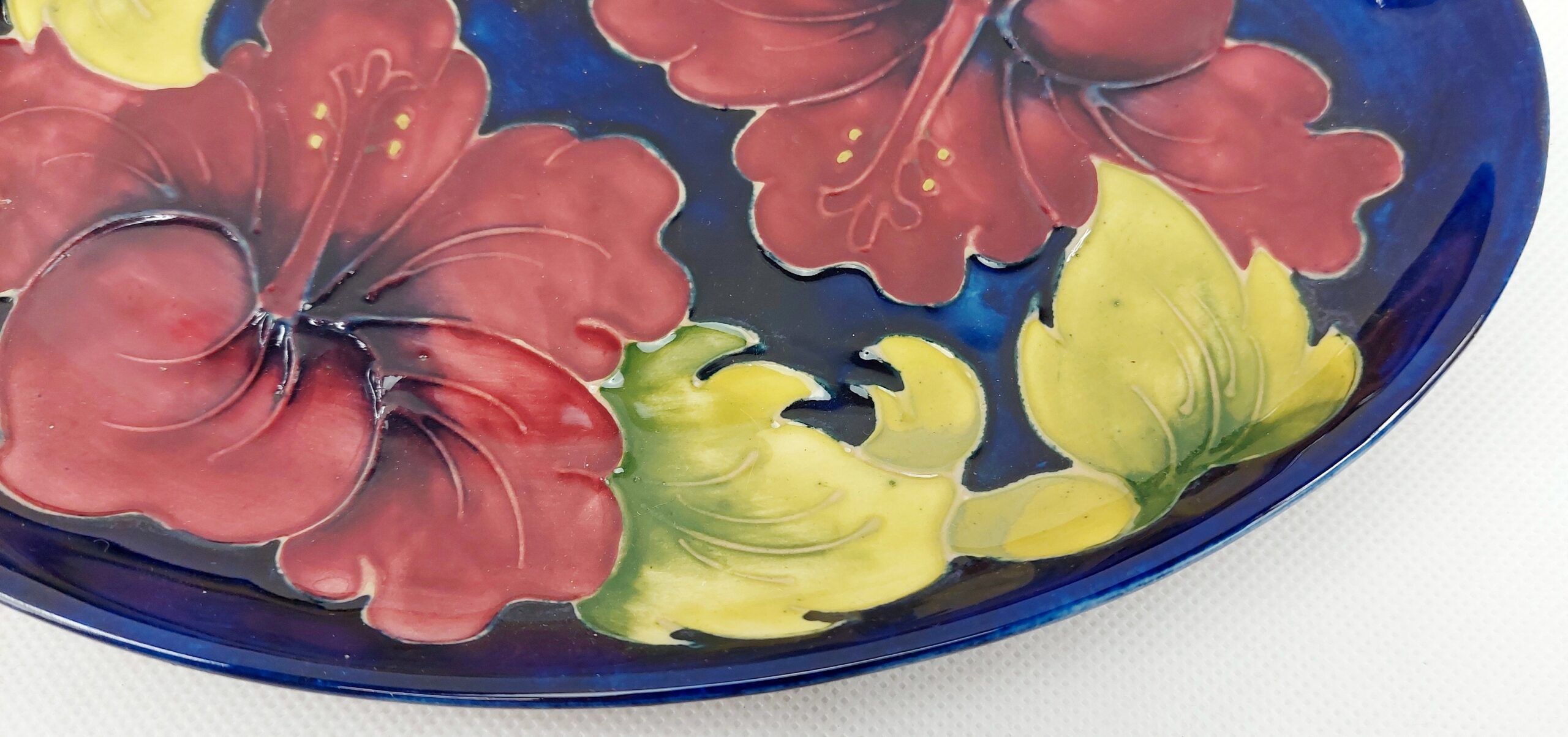 Circa 1950 Moorcroft Hibiscus Pattern Shallow Oval Bowl - Image 3