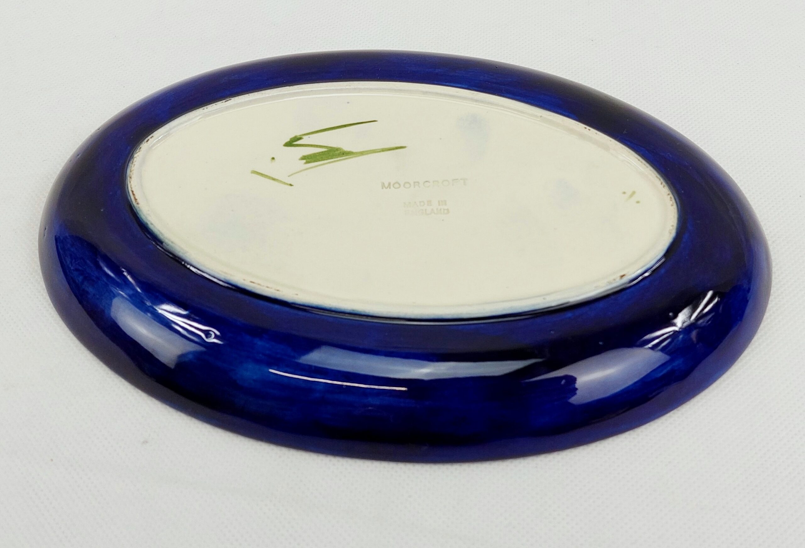 Circa 1950 Moorcroft Hibiscus Pattern Shallow Oval Bowl - Image 5