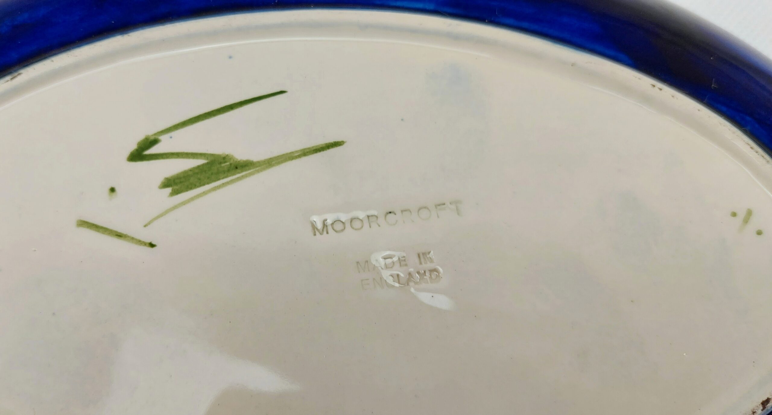 Circa 1950 Moorcroft Hibiscus Pattern Shallow Oval Bowl - Image 4