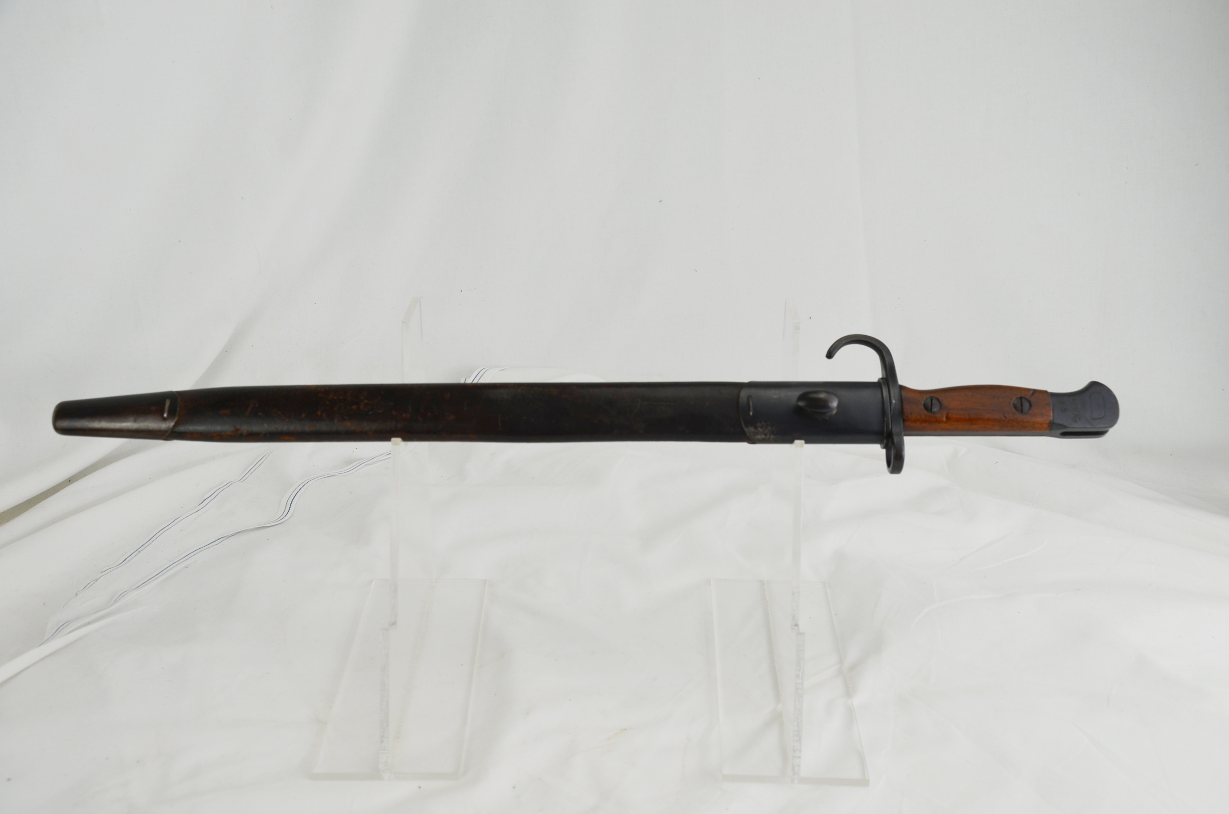 British 1907 Pattern Hooked Quillion Bayonet and Scabbard Unit Marked With Matching Nos - Image 2