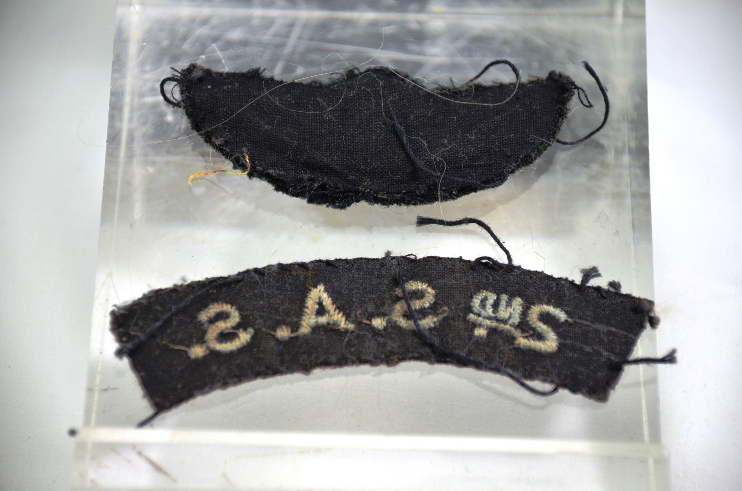 WW2 SAS Regiment and Parachute Shoulder Title/Badge - Image 3