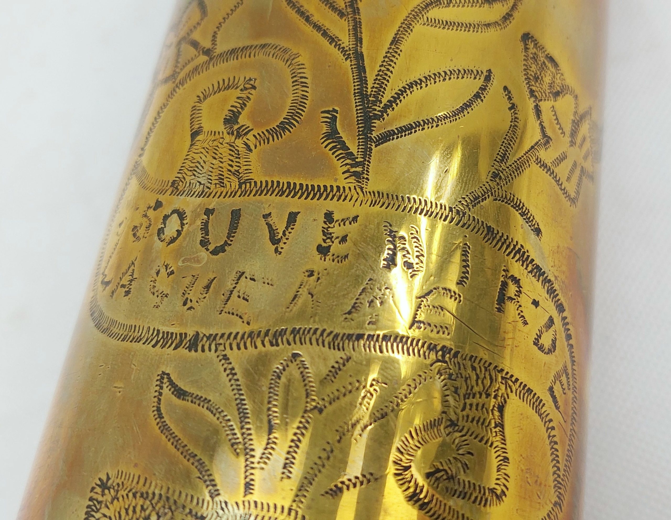 WW1 Trench Art 1913 French 75mm Shell Case Souvenir Of War Engraved With A Floral Spray - Image 2