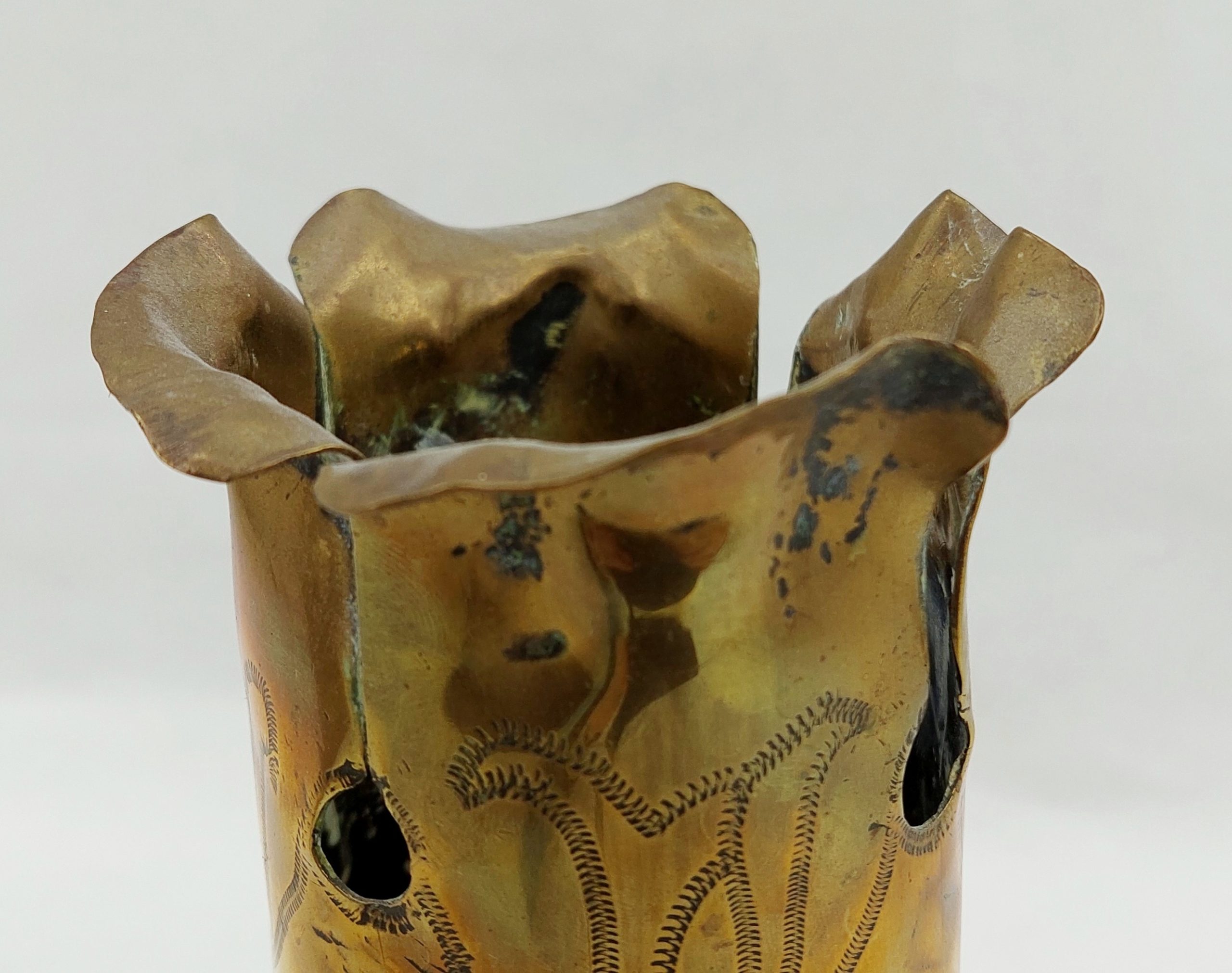 WW1 Trench Art 1913 French 75mm Shell Case Souvenir Of War Engraved With A Floral Spray - Image 8
