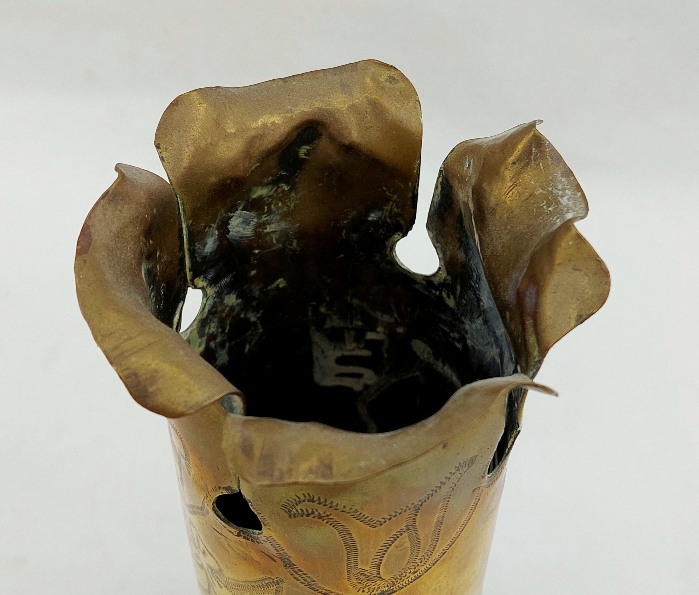 WW1 Trench Art 1913 French 75mm Shell Case Souvenir Of War Engraved With A Floral Spray - Image 7