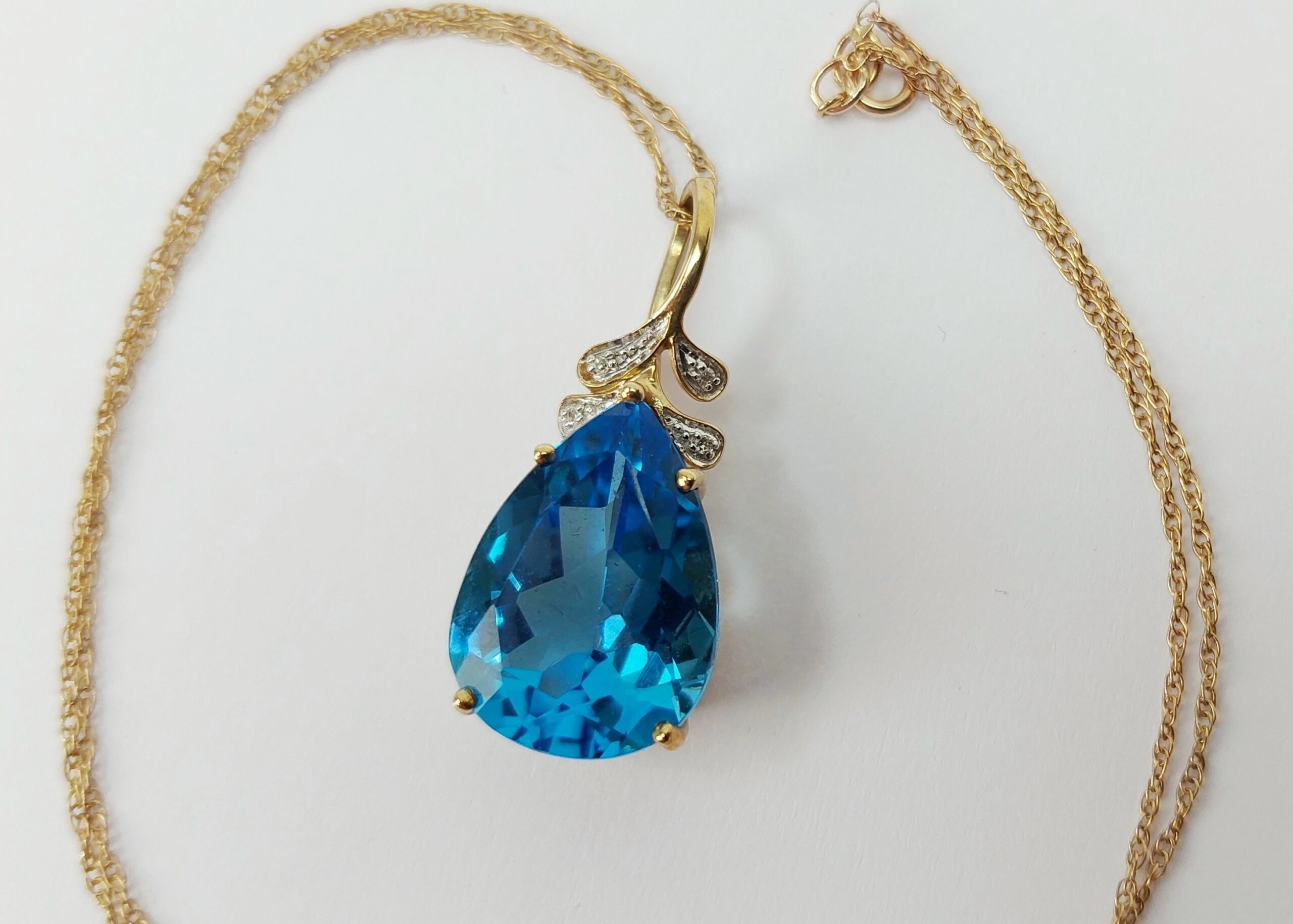 9ct Yellow Gold Swiss Blue Topaz & Diamond Pendant Necklace - Image 3