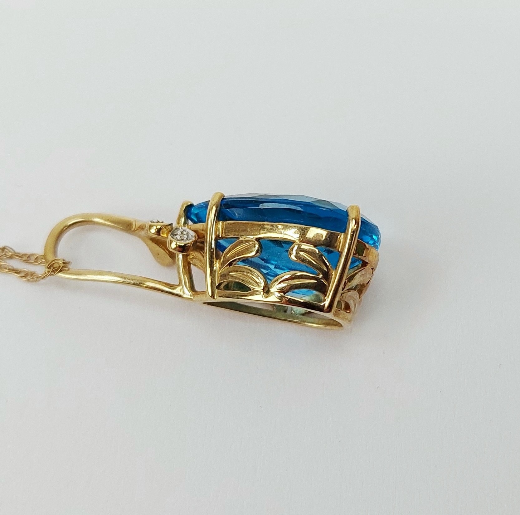 9ct Yellow Gold Swiss Blue Topaz & Diamond Pendant Necklace - Image 5