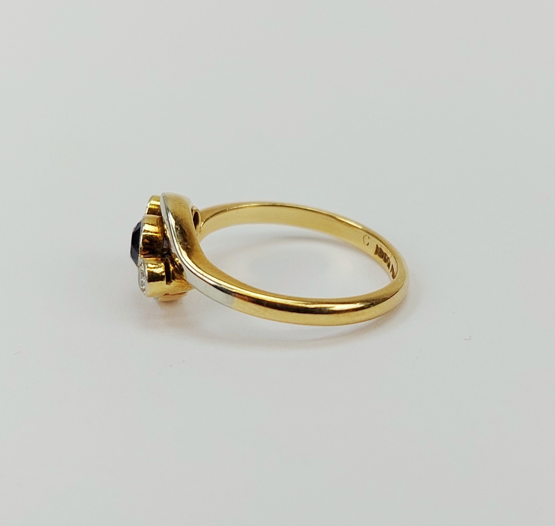 18ct Yellow Gold & Platinum Sapphire & Diamond Ring UK Size N, US 6.75 - Image 2