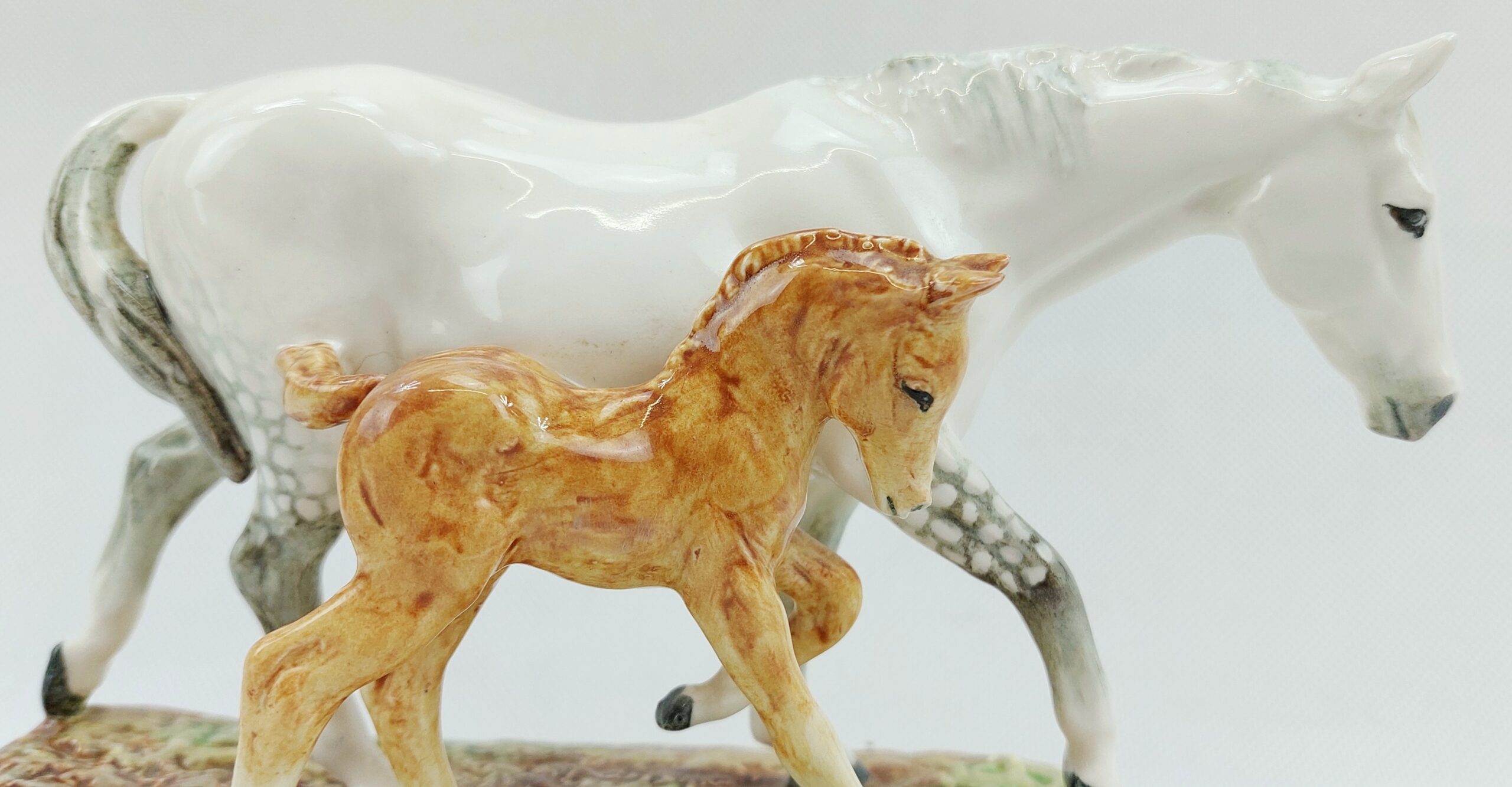 Royal Doulton Gude Grey Mare and Foal HN2532.G - Image 2