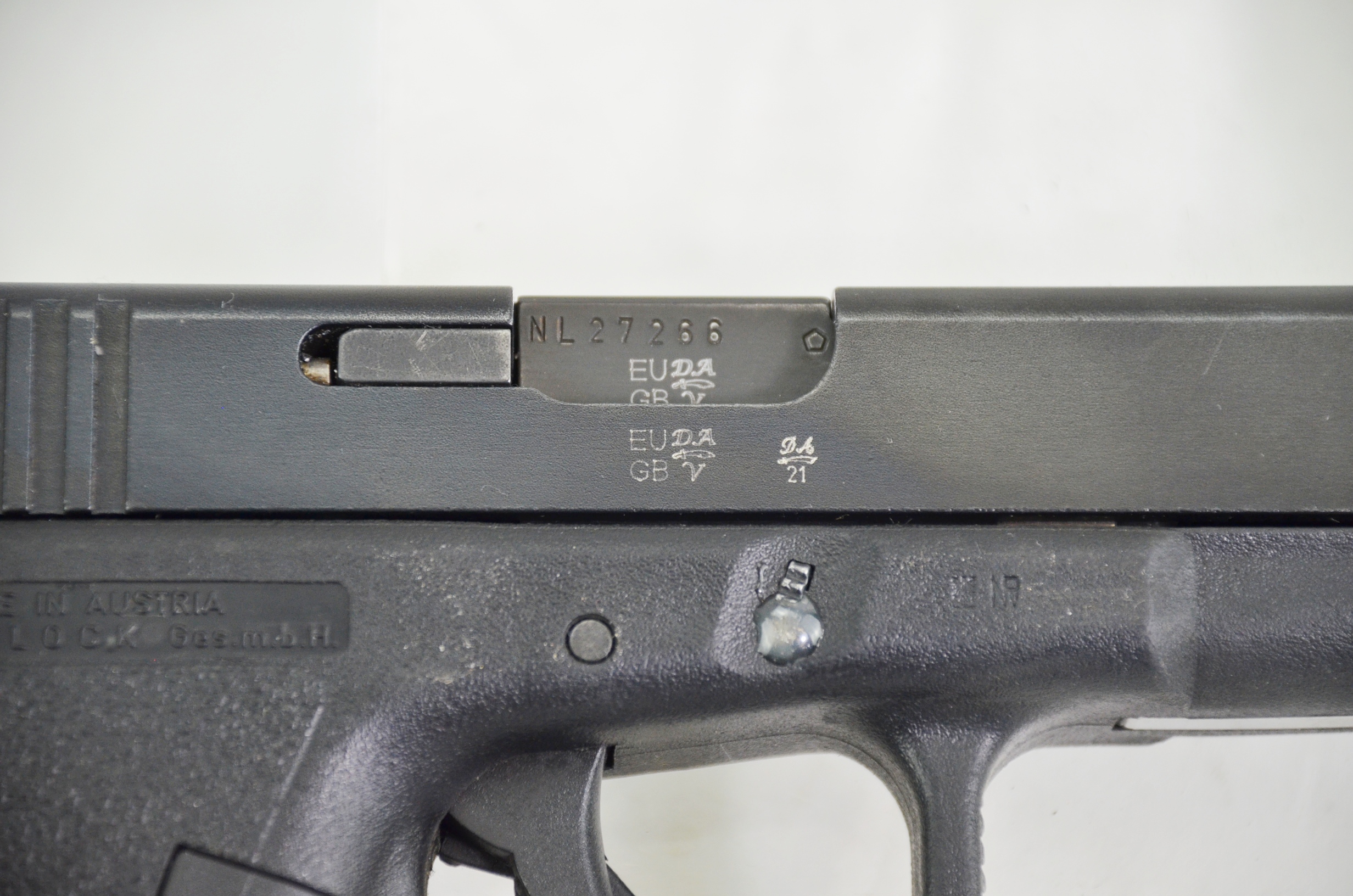 Glock 17 9mm Second Generation (Deactivated) - Image 3