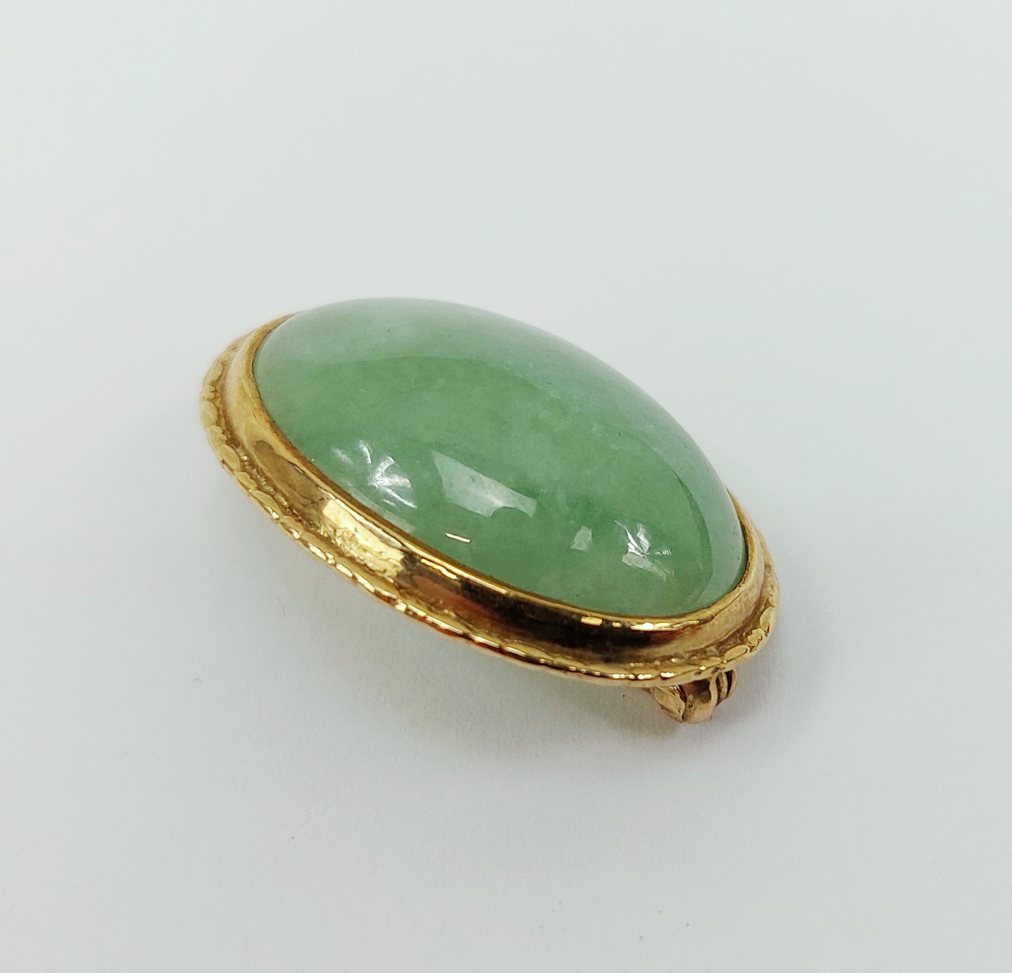 9ct Yellow Gold Oval Cabochon Jade Brooch - Image 2