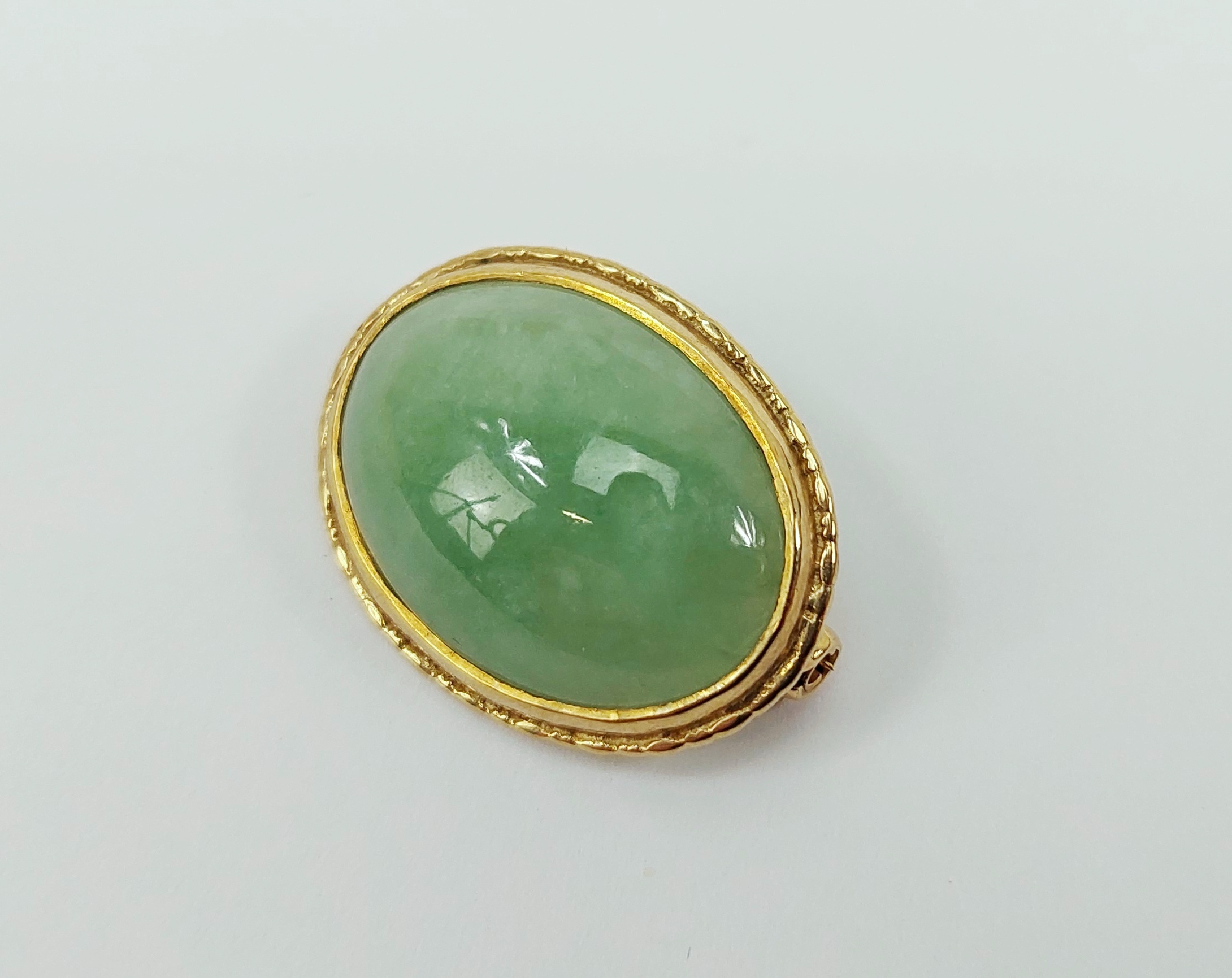 9ct Yellow Gold Oval Cabochon Jade Brooch - Image 3