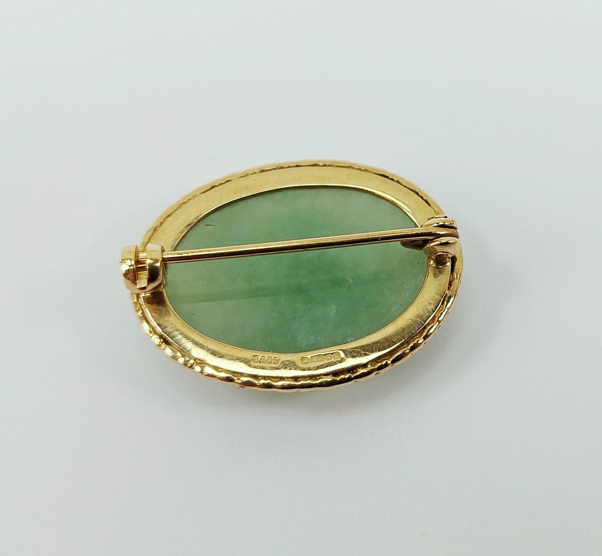 9ct Yellow Gold Oval Cabochon Jade Brooch - Image 4
