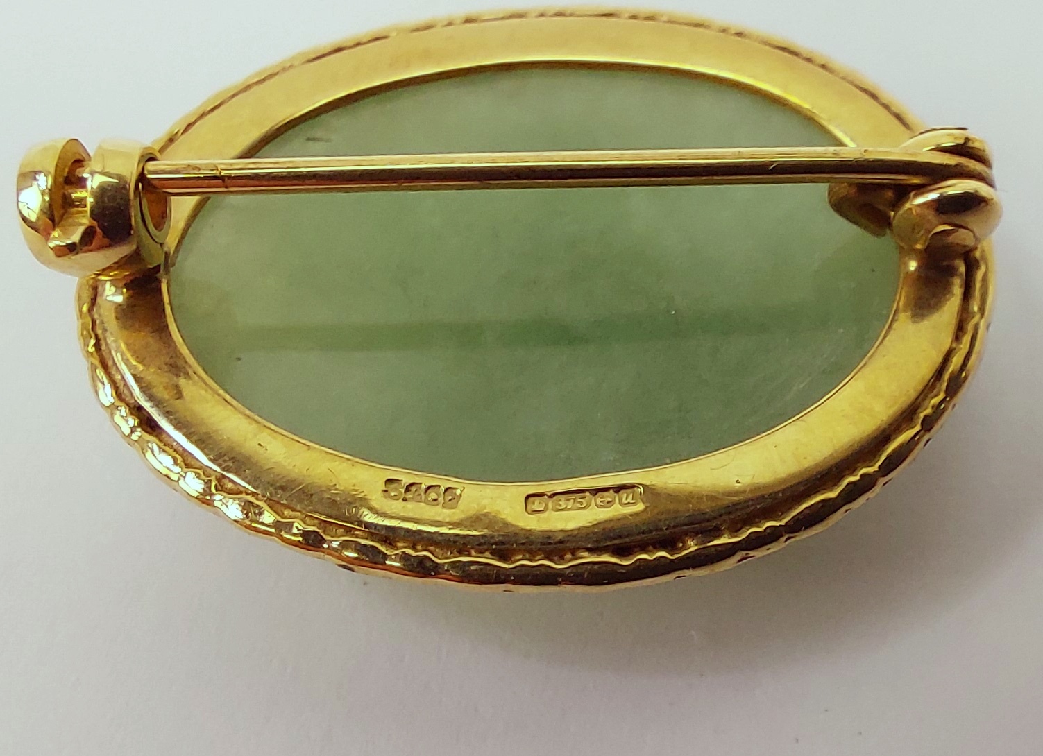 9ct Yellow Gold Oval Cabochon Jade Brooch - Image 5
