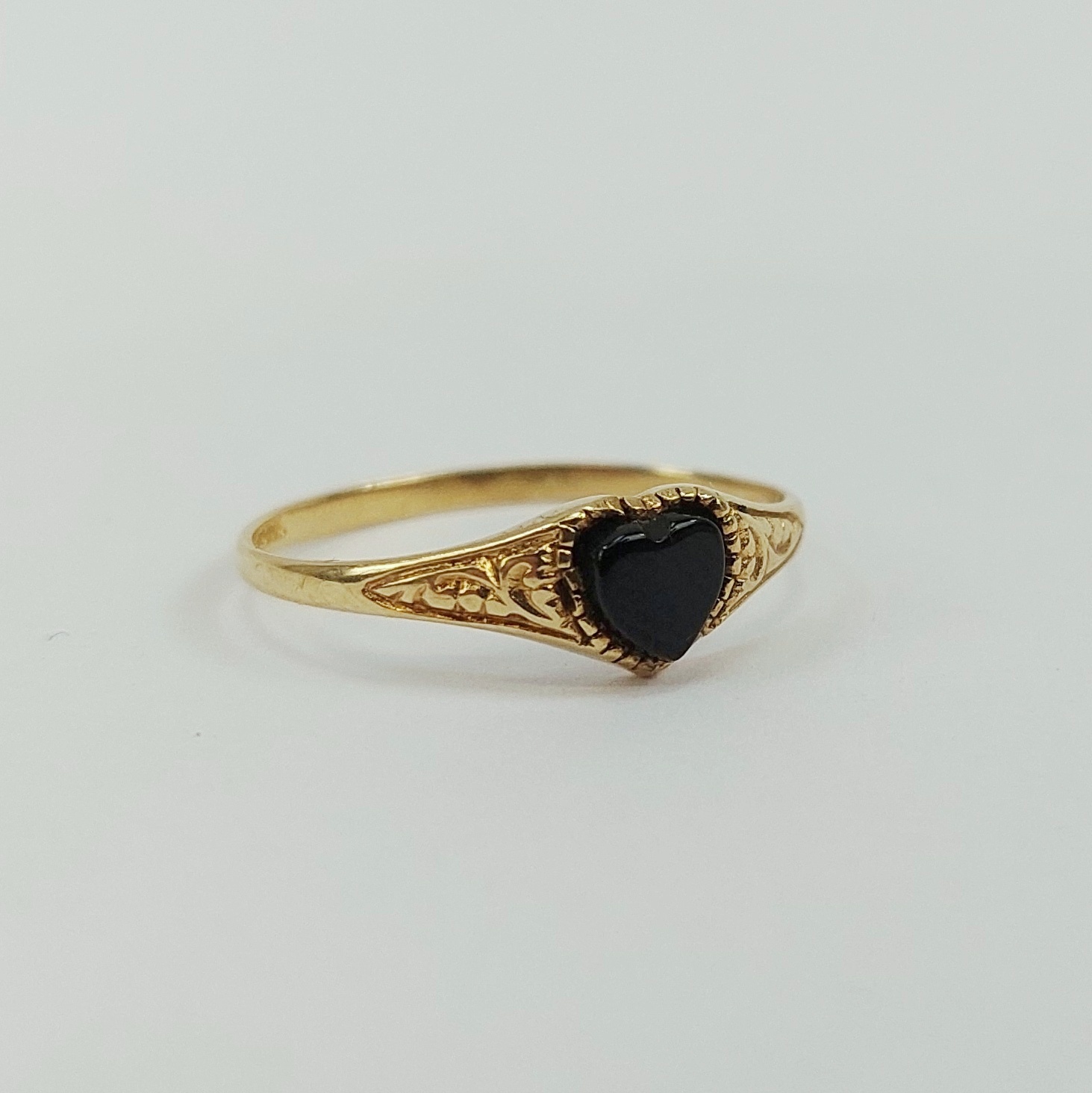 9ct Yellow Gold Onyx Love-Heart Ring UK Size Q, US 8 - Image 2