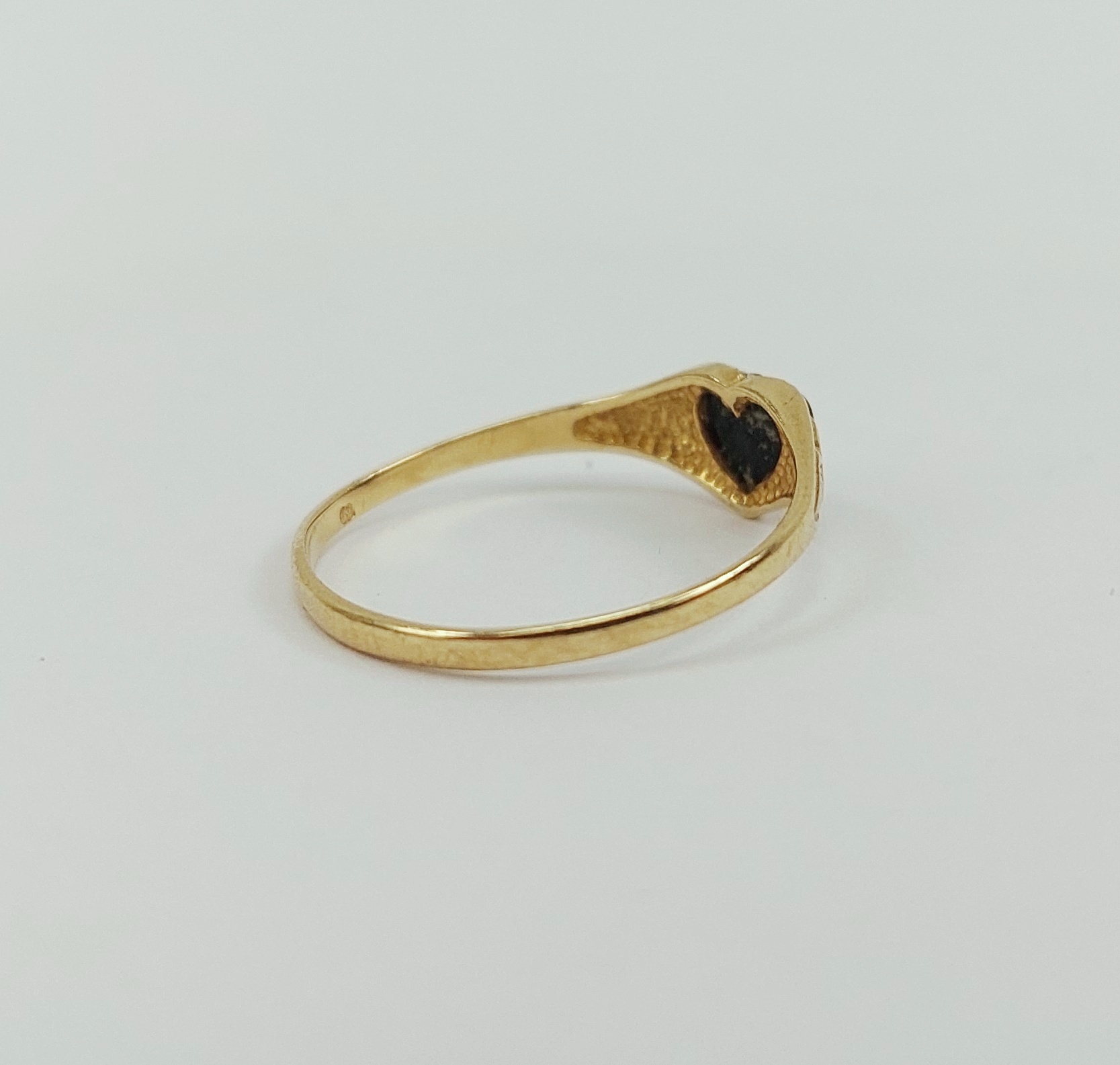 9ct Yellow Gold Onyx Love-Heart Ring UK Size Q, US 8 - Image 3