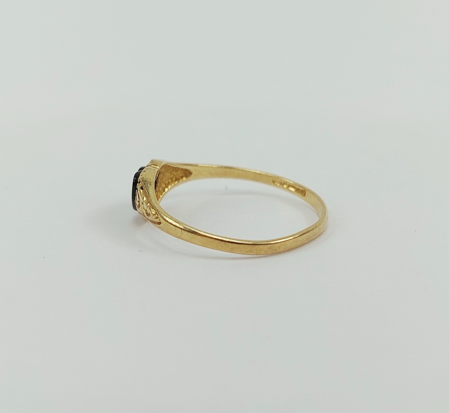 9ct Yellow Gold Onyx Love-Heart Ring UK Size Q, US 8 - Image 4