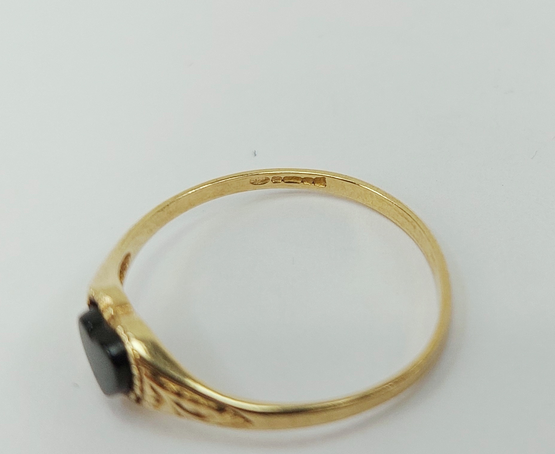 9ct Yellow Gold Onyx Love-Heart Ring UK Size Q, US 8 - Image 5