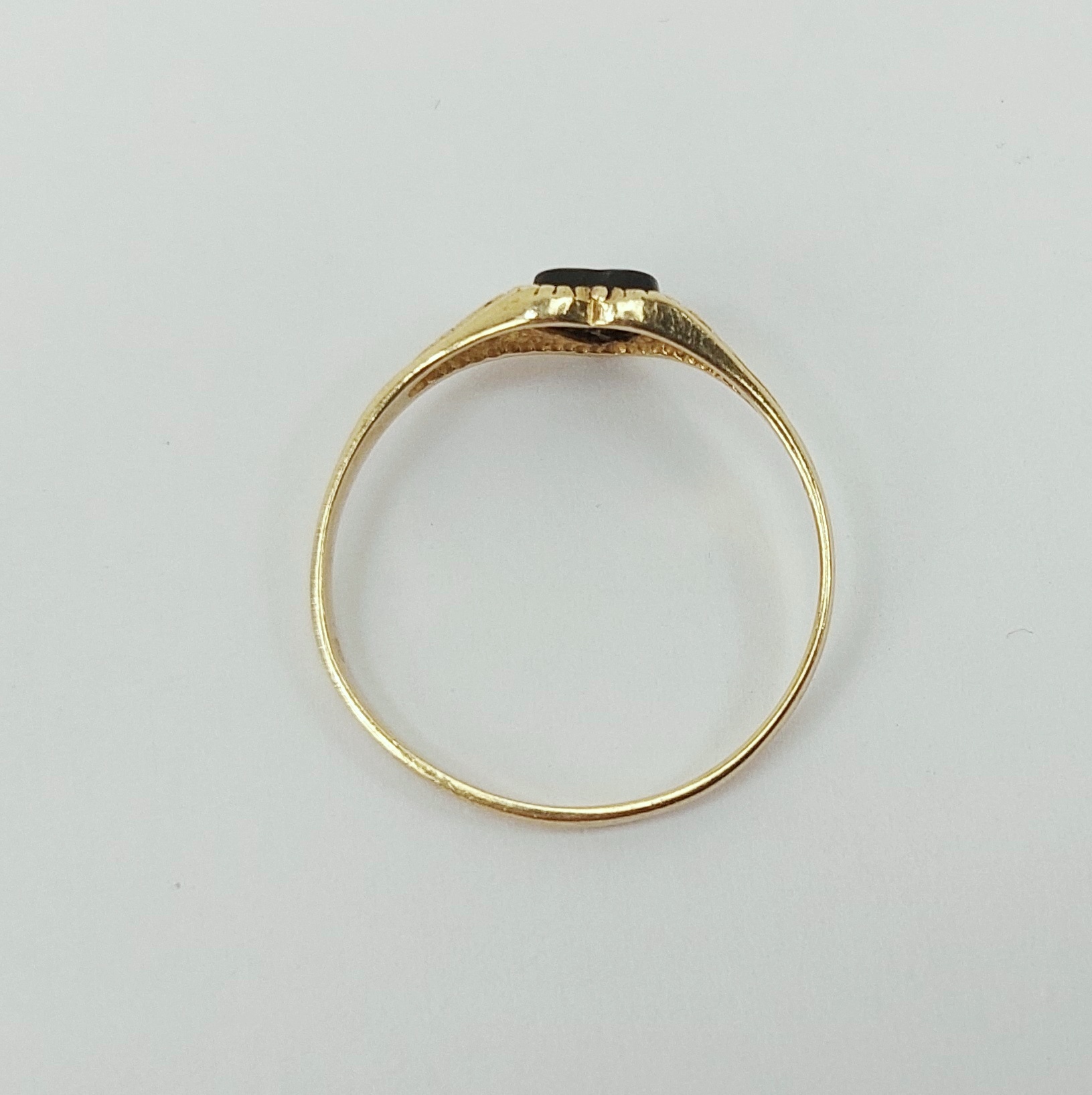 9ct Yellow Gold Onyx Love-Heart Ring UK Size Q, US 8 - Image 6