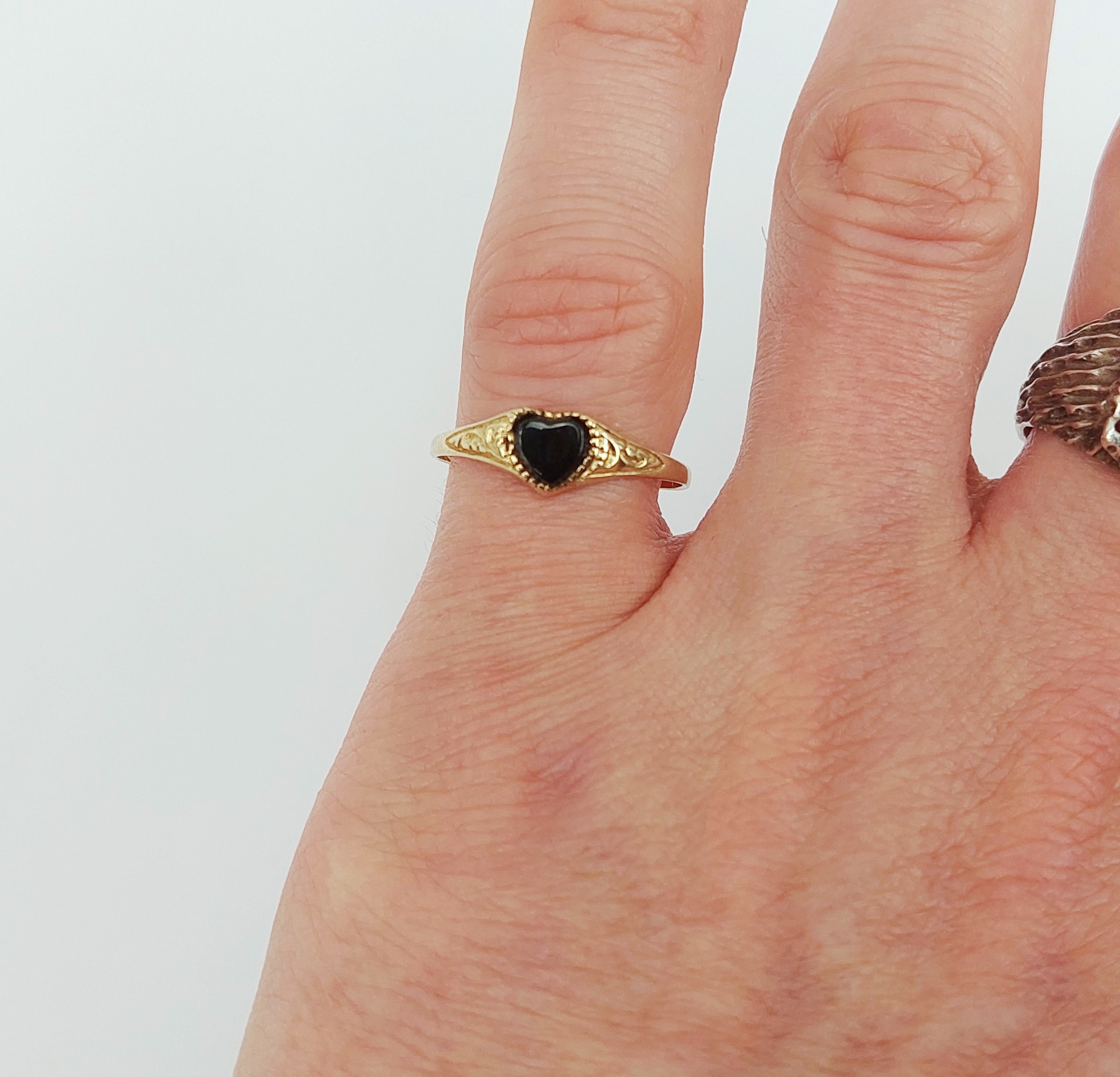9ct Yellow Gold Onyx Love-Heart Ring UK Size Q, US 8 - Image 7