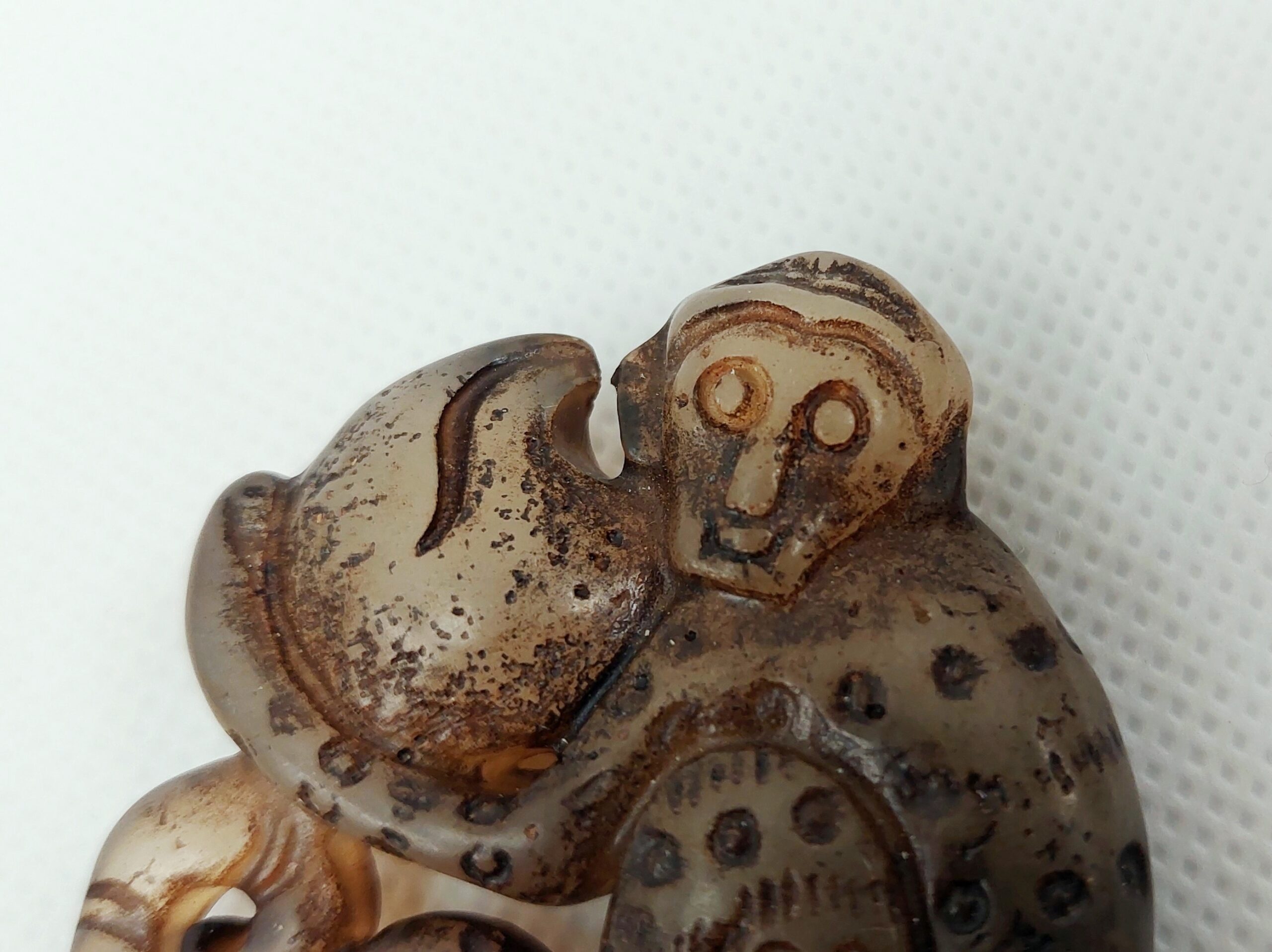 Chinese Qing Dynasty Nephrite Jade Monkey With Peach Pendant - Image 3