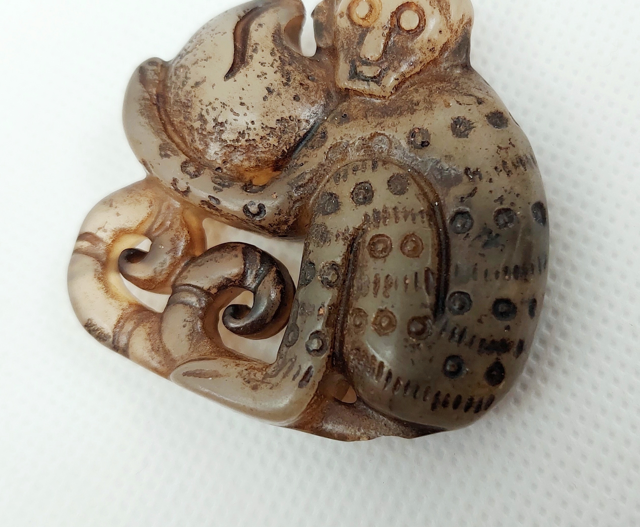Chinese Qing Dynasty Nephrite Jade Monkey With Peach Pendant - Image 4