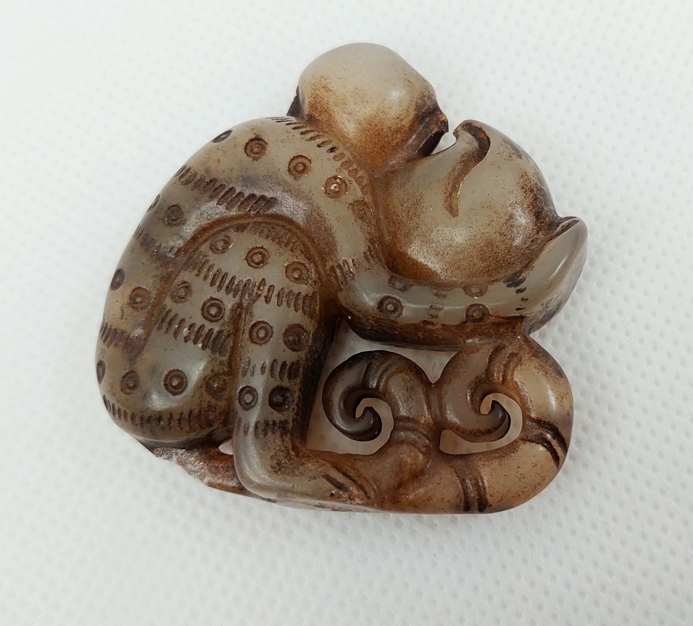 Chinese Qing Dynasty Nephrite Jade Monkey With Peach Pendant - Image 5