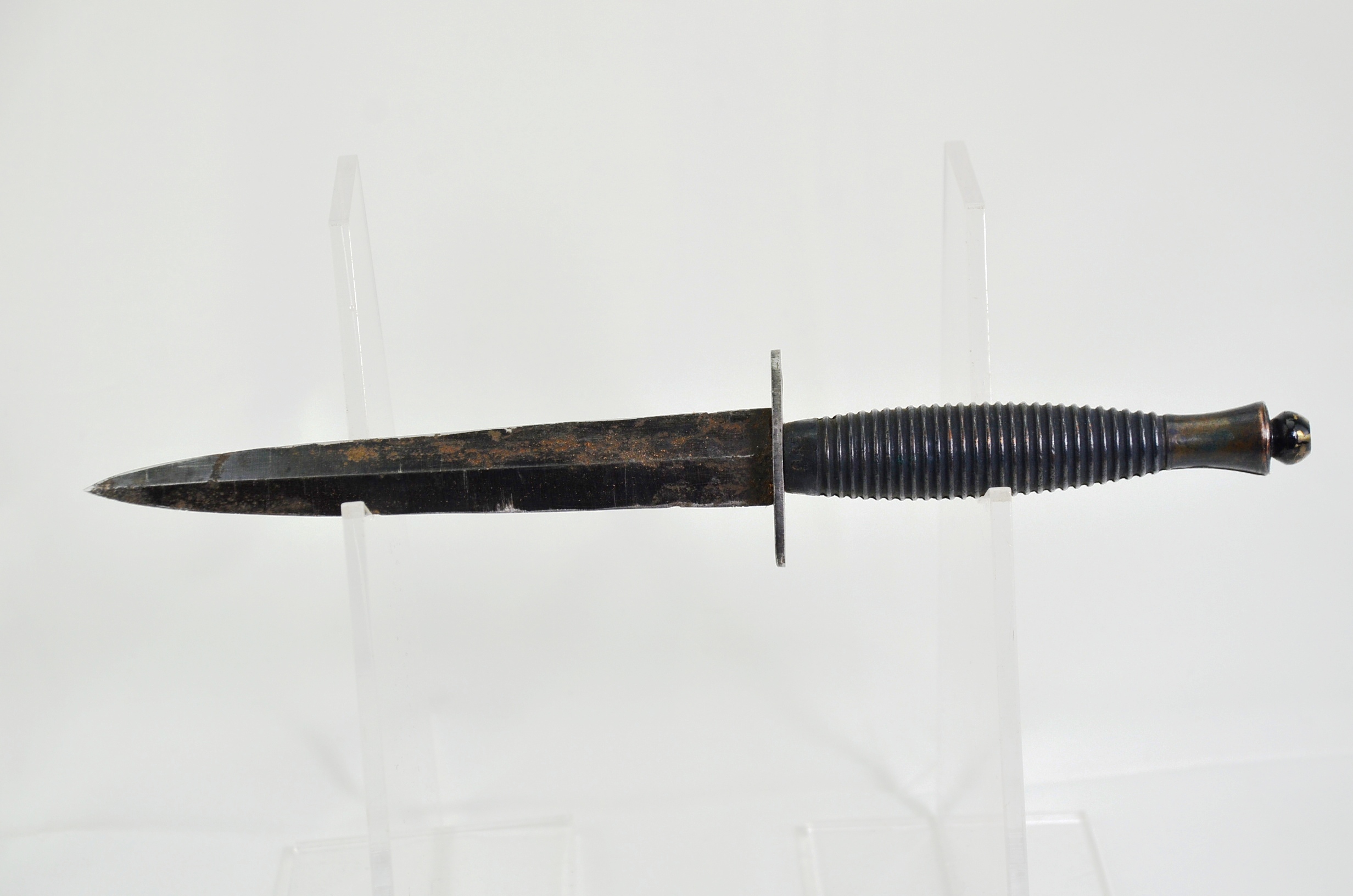 British Fairbairn-Sykes 3rd Pattern Commando Knife and Scabbard - Image 4