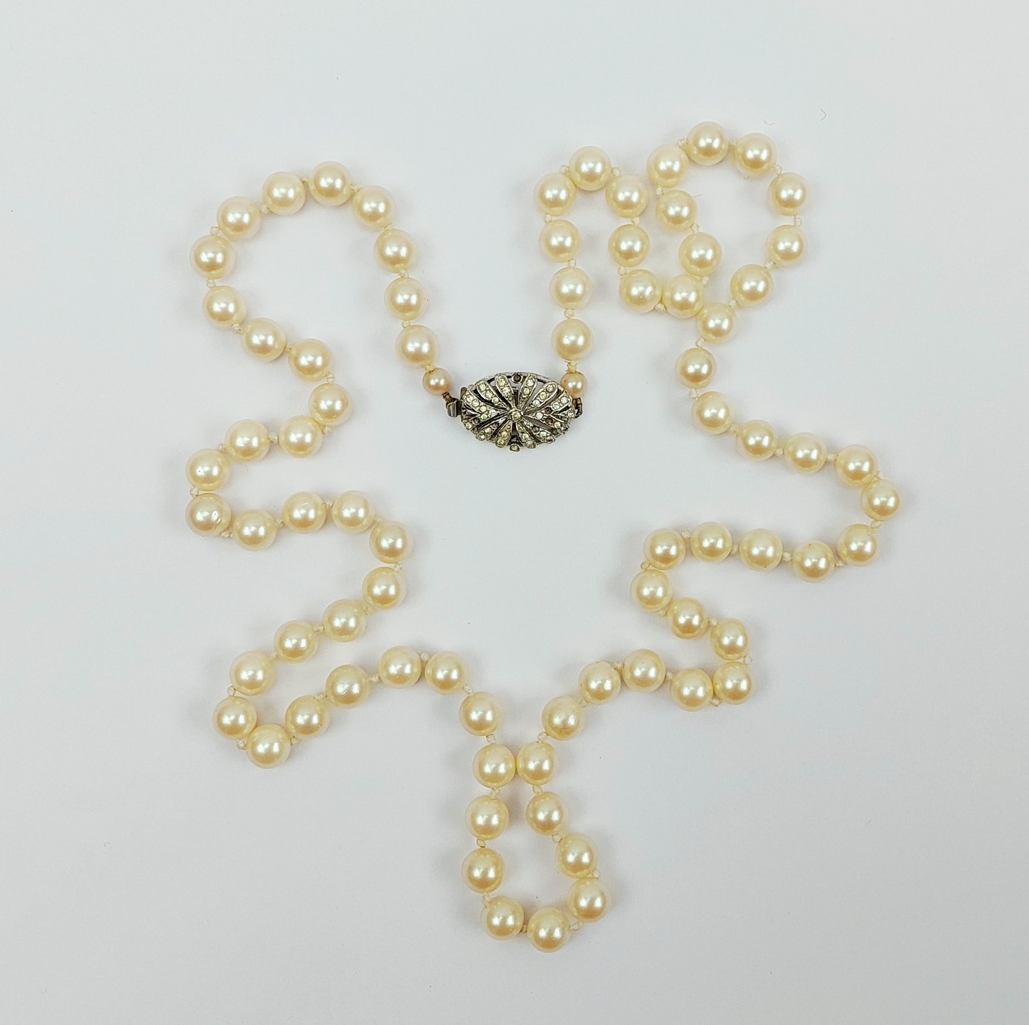 Vintage Pearl Necklace with Decorative Clasp