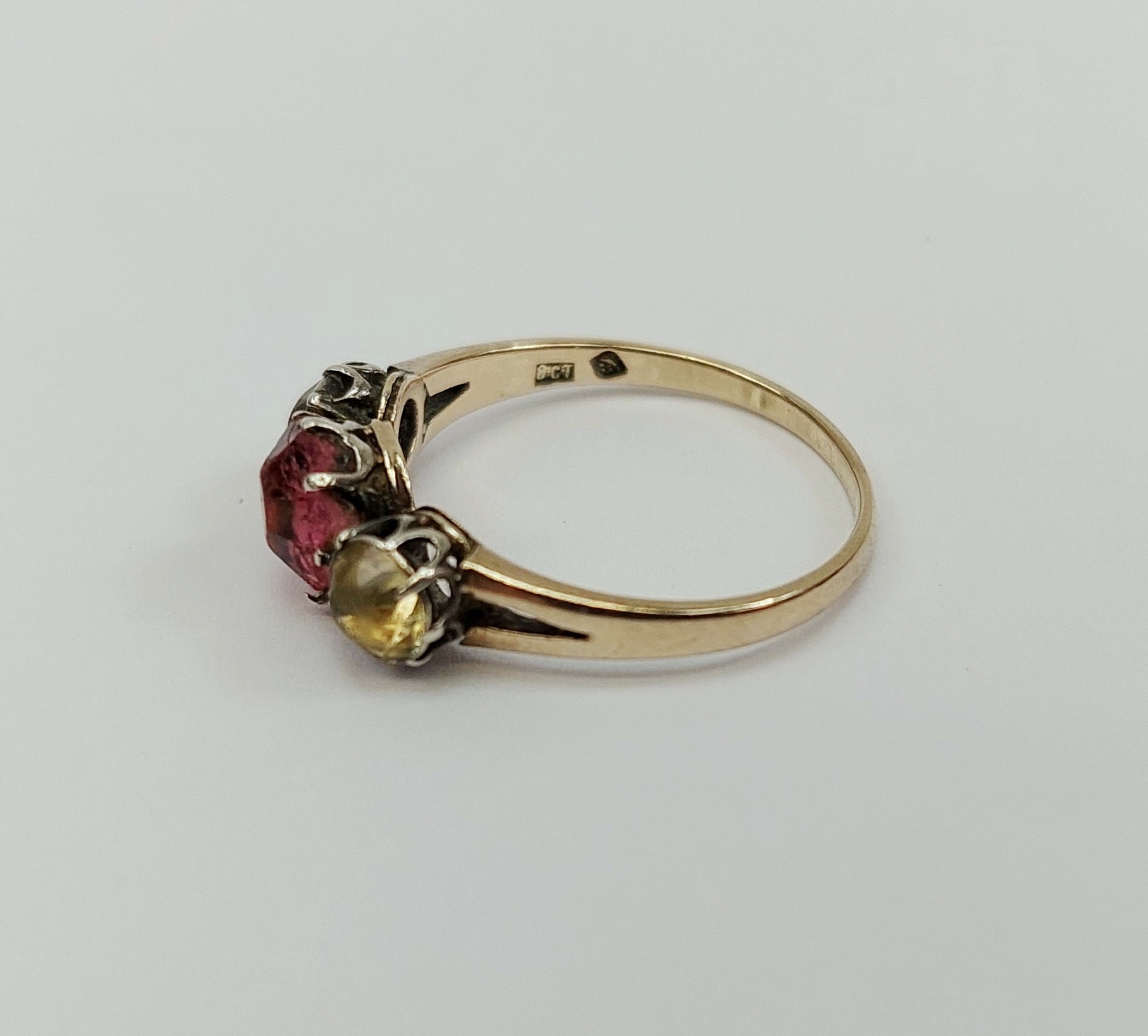 9ct Gold Three Stone Paste Ring UK Size N, US 6.5 - Image 2