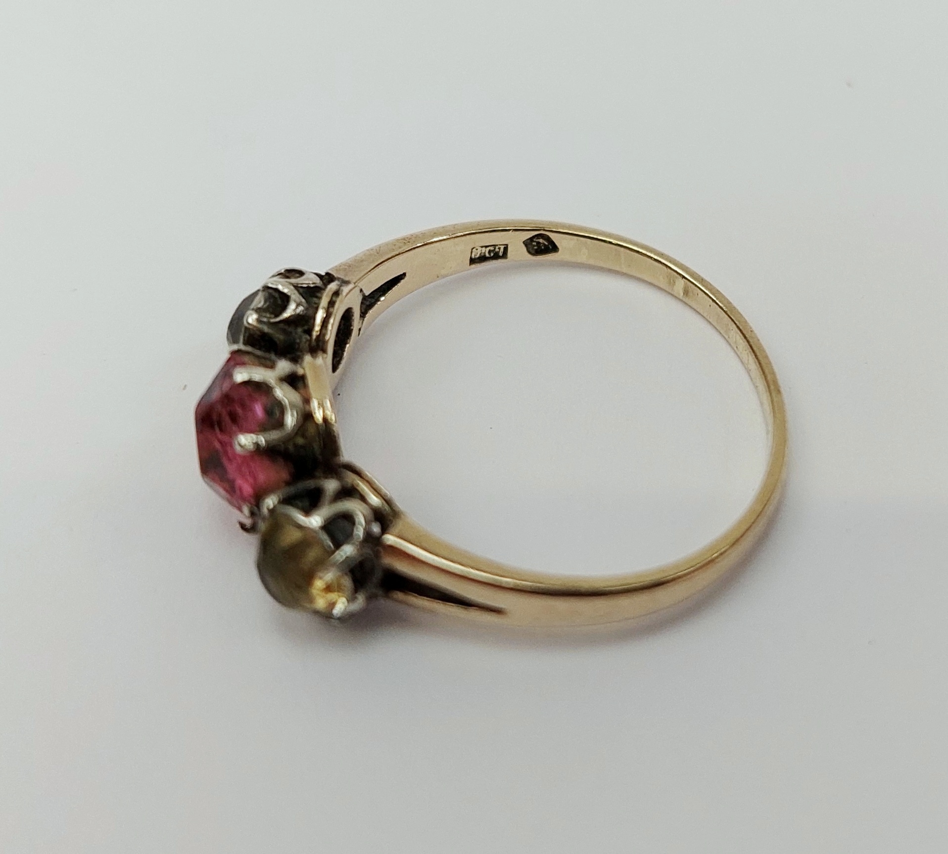 9ct Gold Three Stone Paste Ring UK Size N, US 6.5 - Image 3