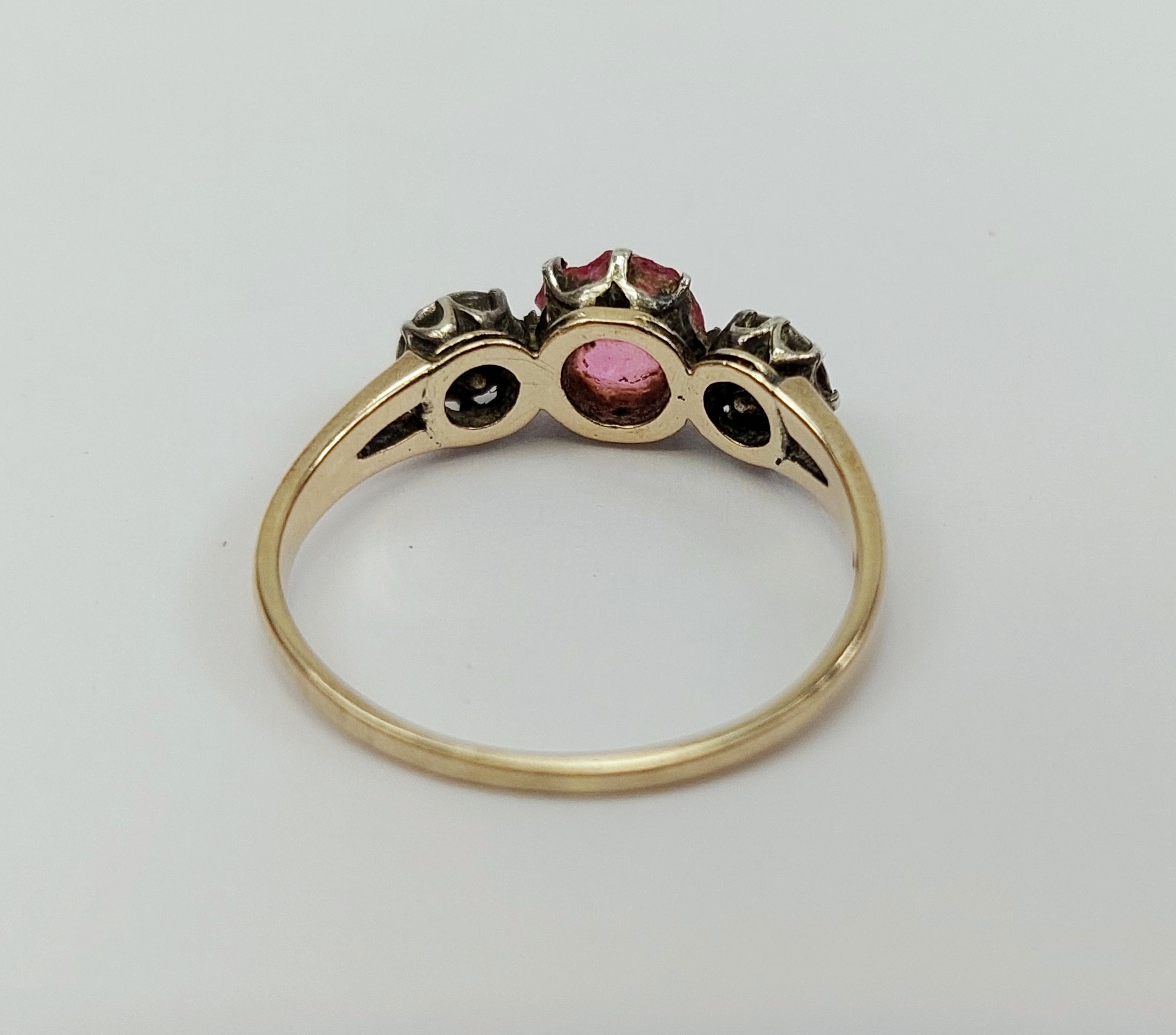 9ct Gold Three Stone Paste Ring UK Size N, US 6.5 - Image 4