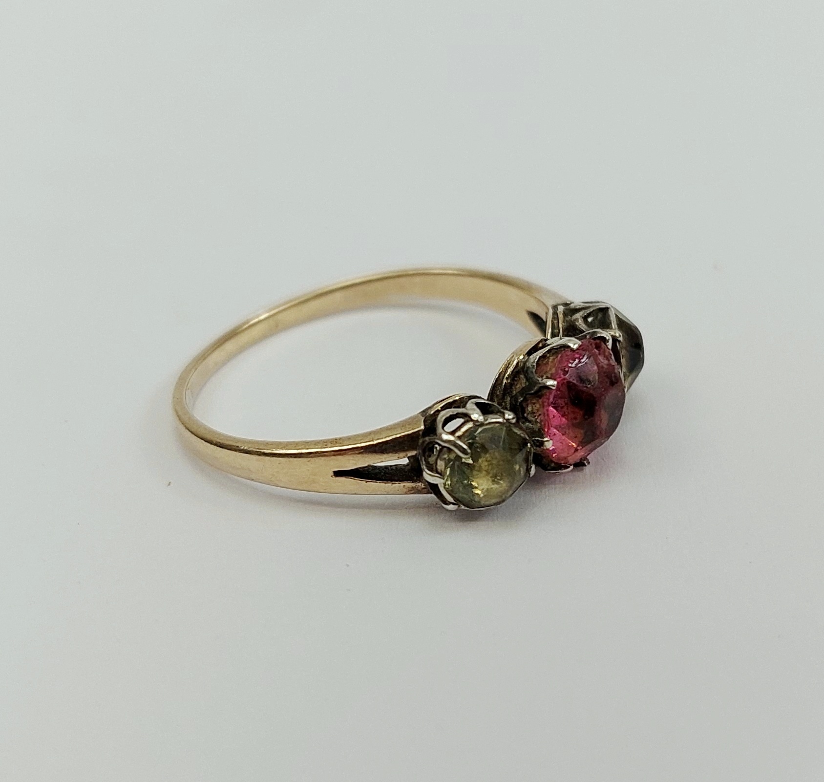 9ct Gold Three Stone Paste Ring UK Size N, US 6.5 - Image 5
