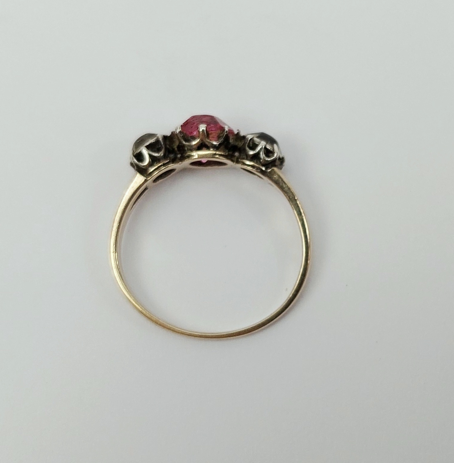 9ct Gold Three Stone Paste Ring UK Size N, US 6.5 - Image 6